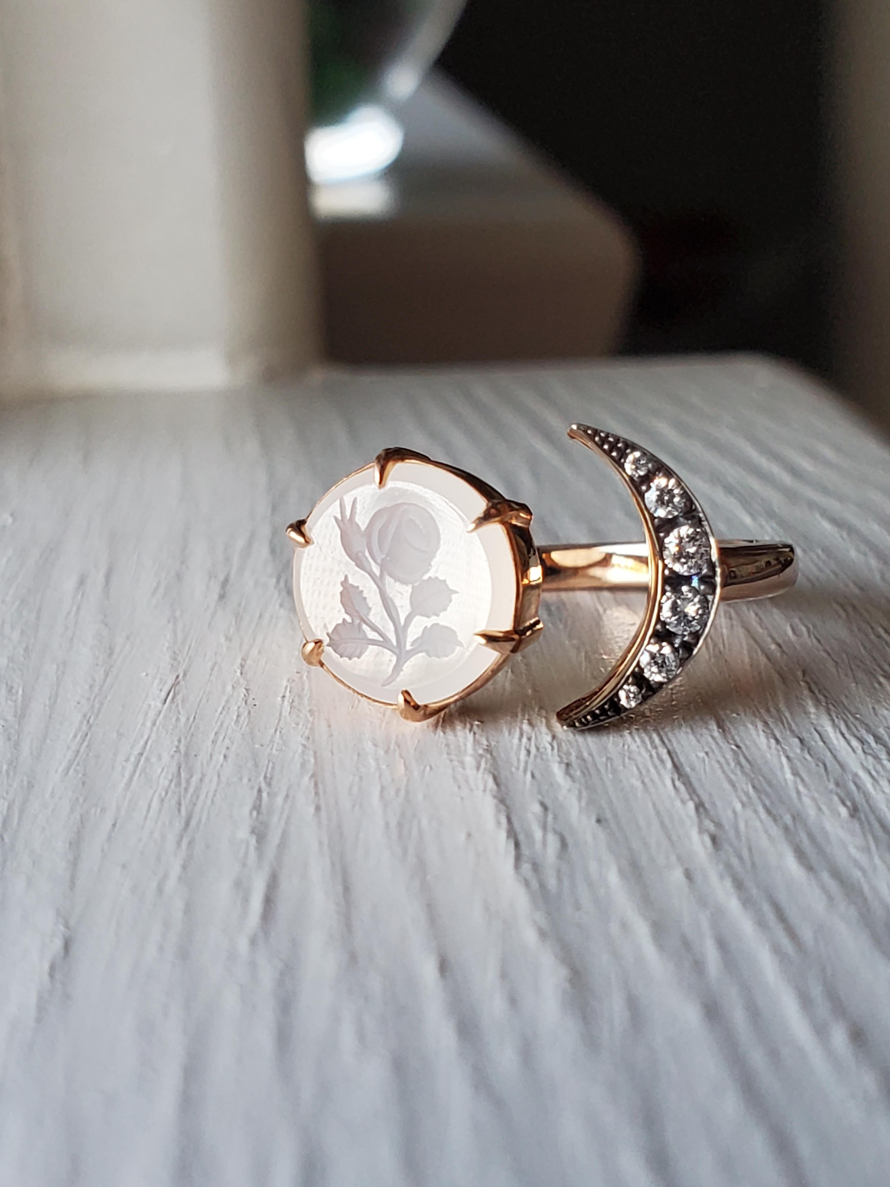 Anillo Luna con Sello Calcográfico en Oro Rosa de 14k, Diamantes y Rosa Antigua Contemporáneo en venta
