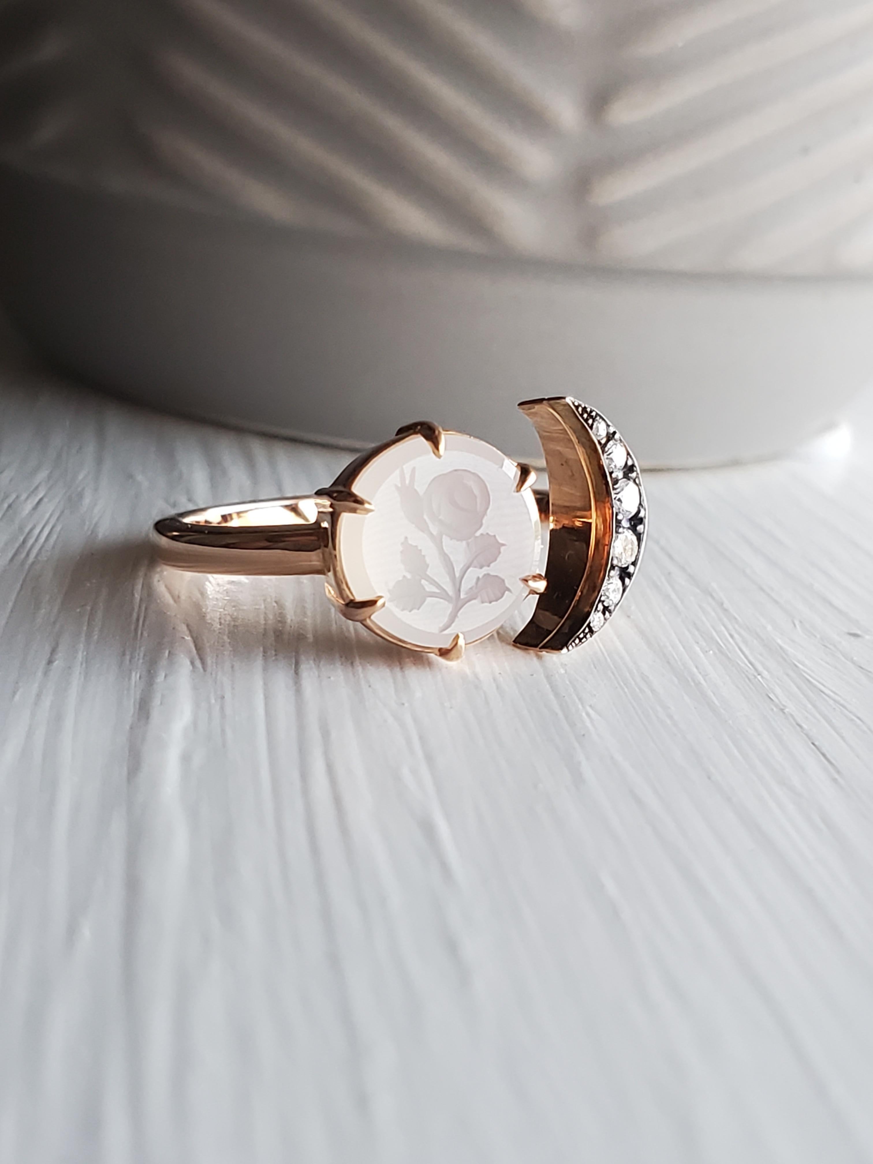 Anillo Luna con Sello Calcográfico en Oro Rosa de 14k, Diamantes y Rosa Antigua Corte brillante en venta