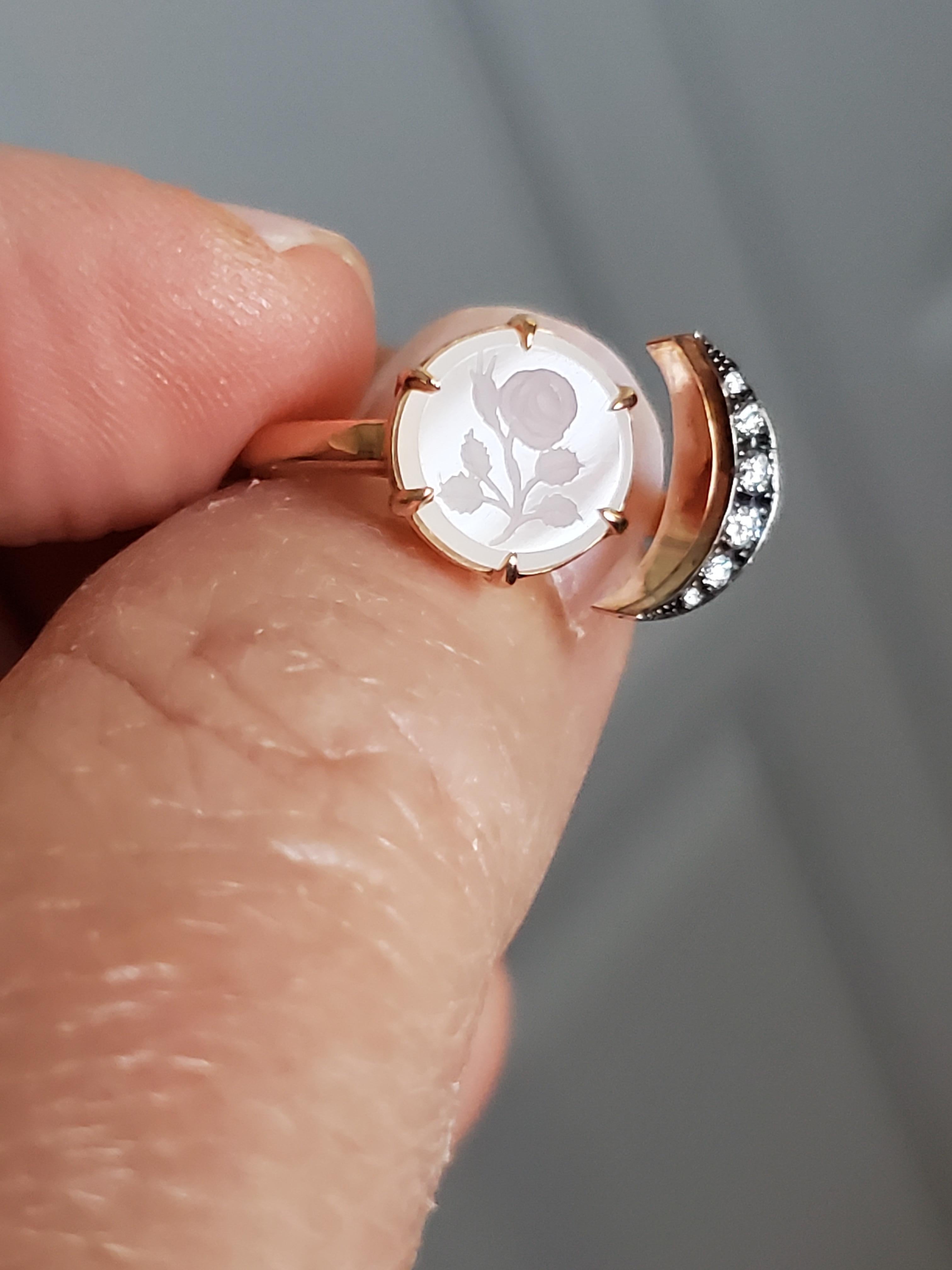 Anillo Luna con Sello Calcográfico en Oro Rosa de 14k, Diamantes y Rosa Antigua en Nuevo estado para la venta en San Diego, CA