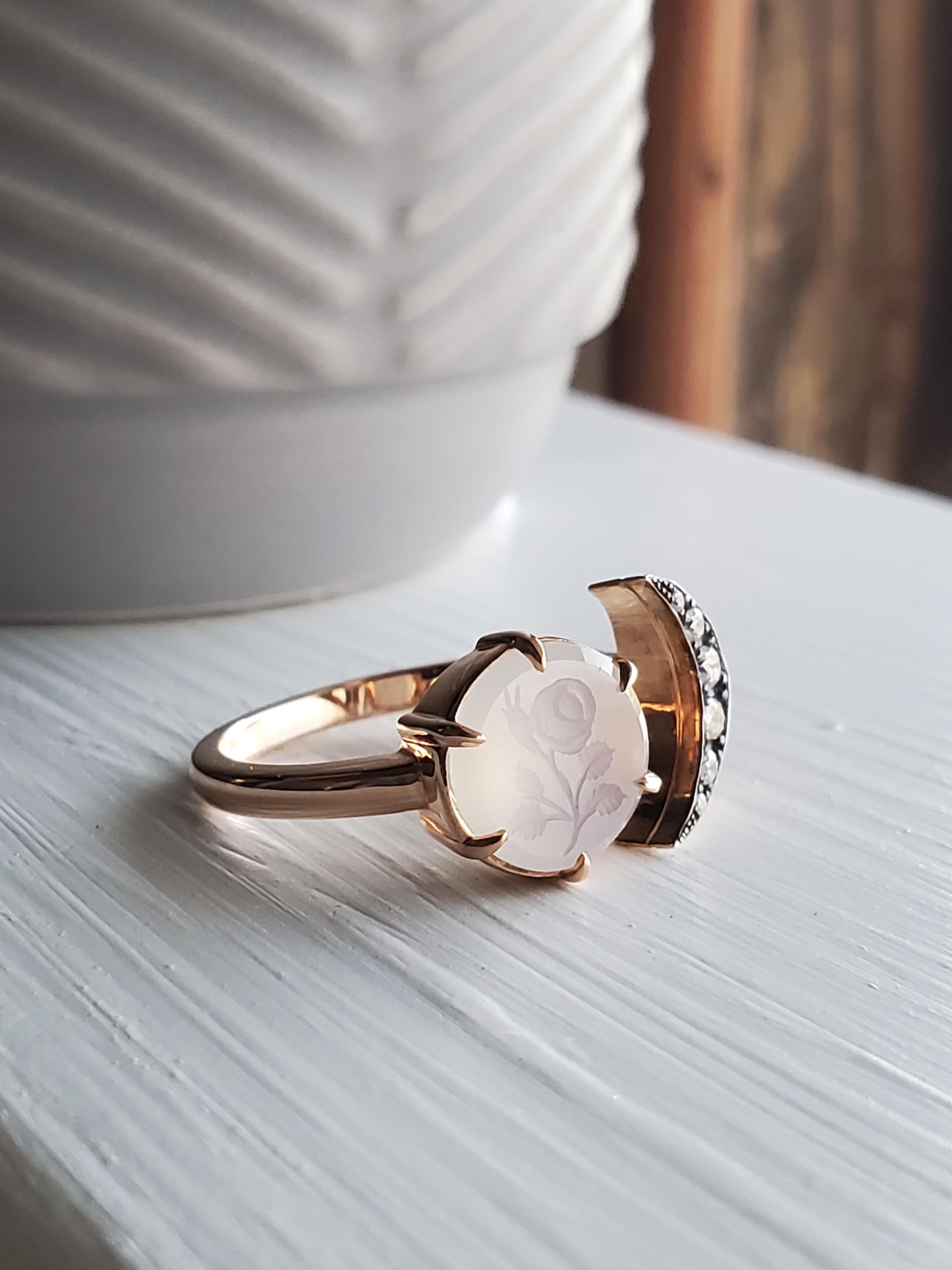 Anillo Luna con Sello Calcográfico en Oro Rosa de 14k, Diamantes y Rosa Antigua en venta 1