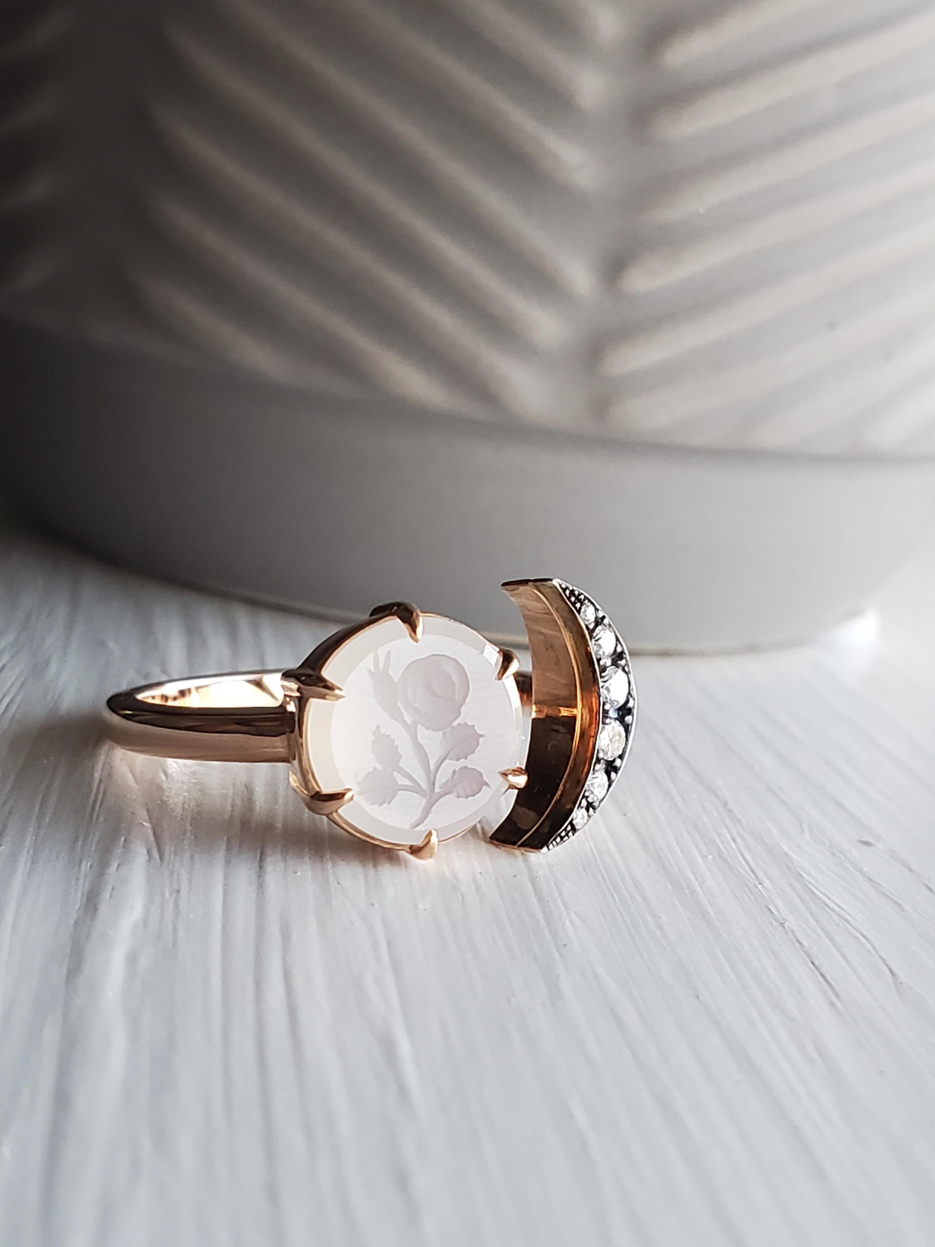 Anillo Luna con Sello Calcográfico en Oro Rosa de 14k, Diamantes y Rosa Antigua en venta 2
