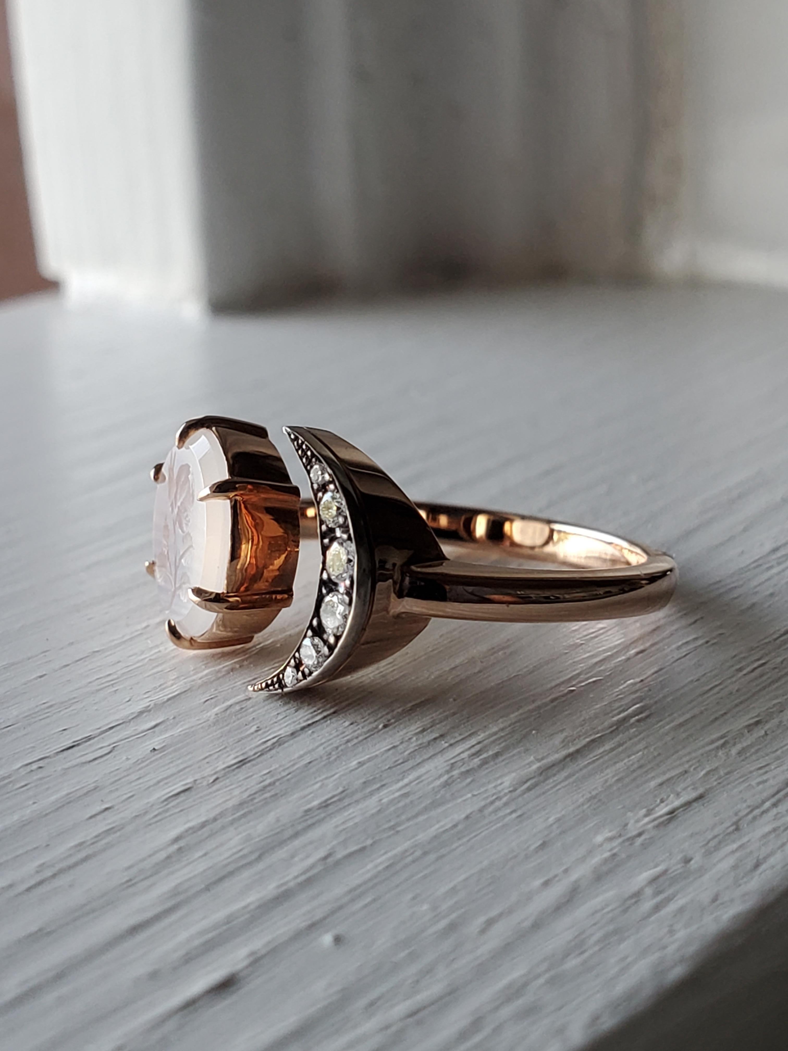 Anillo Luna con Sello Calcográfico en Oro Rosa de 14k, Diamantes y Rosa Antigua en venta 3