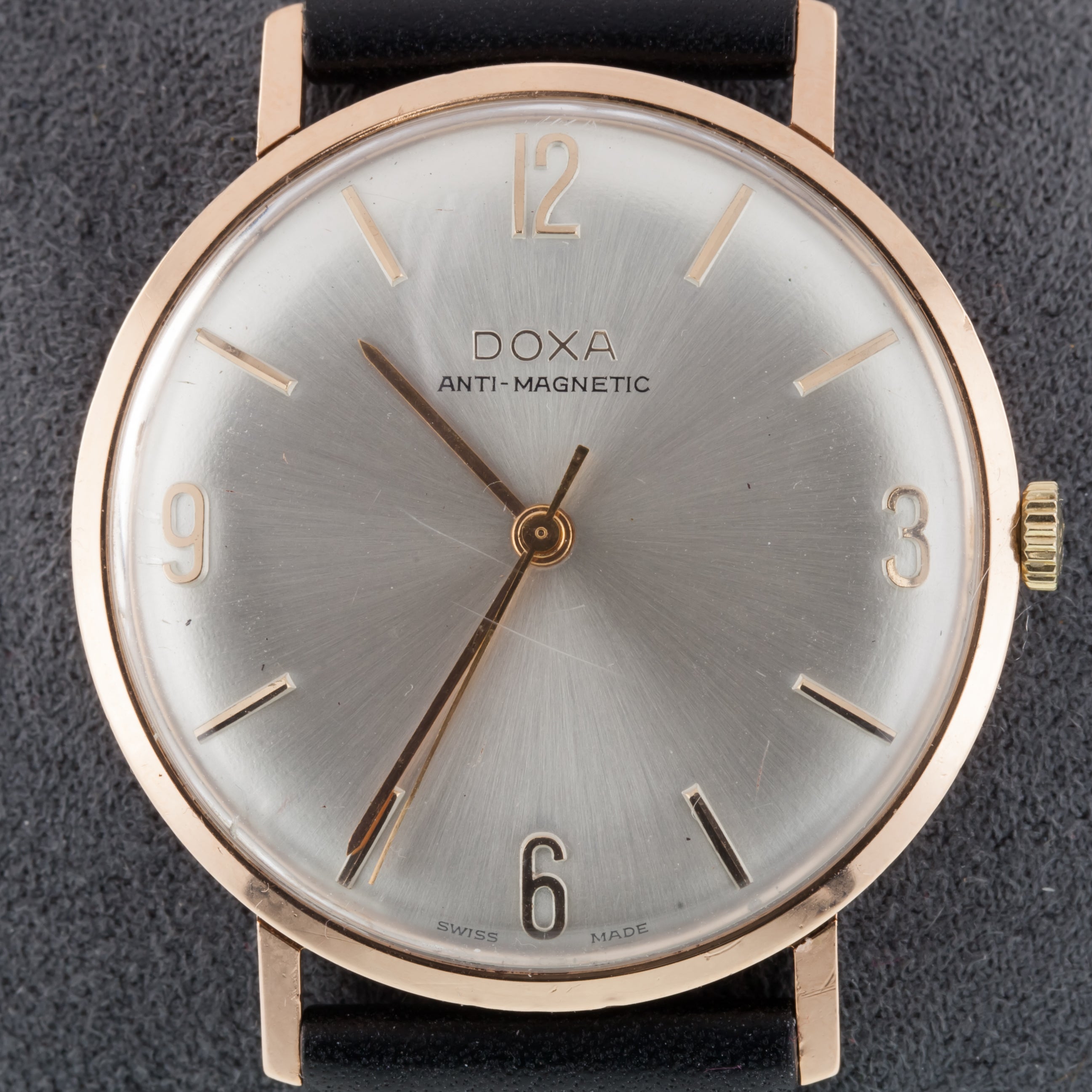 14k Rose Gold Doxa Men's Hand-Winding Watch w/ Leather Band
Movement #DOXA103
Case #1036514
Serial #1361518

14k Rose Gold Case
34 mm in Diameter (36 mm w/ Crown)
Lug-to-Lug Width = 18 mm
Lug-to-Lug Distance = 39 mm
Thickness = 7 mm

Satin Beige