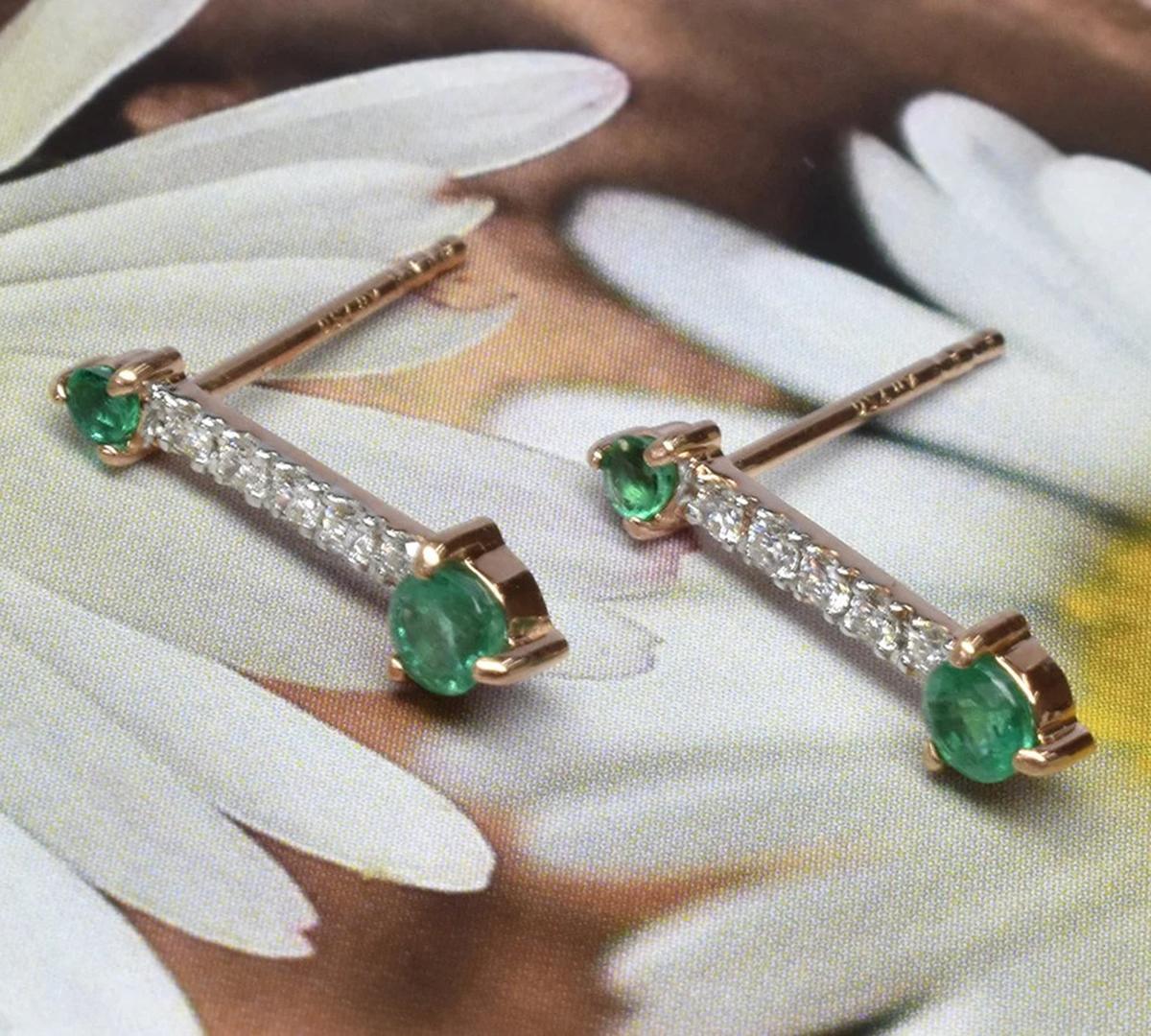 14k Gold Emerald Earrings with Round Diamond Stud Earrings In New Condition For Sale In Bangkok, TH