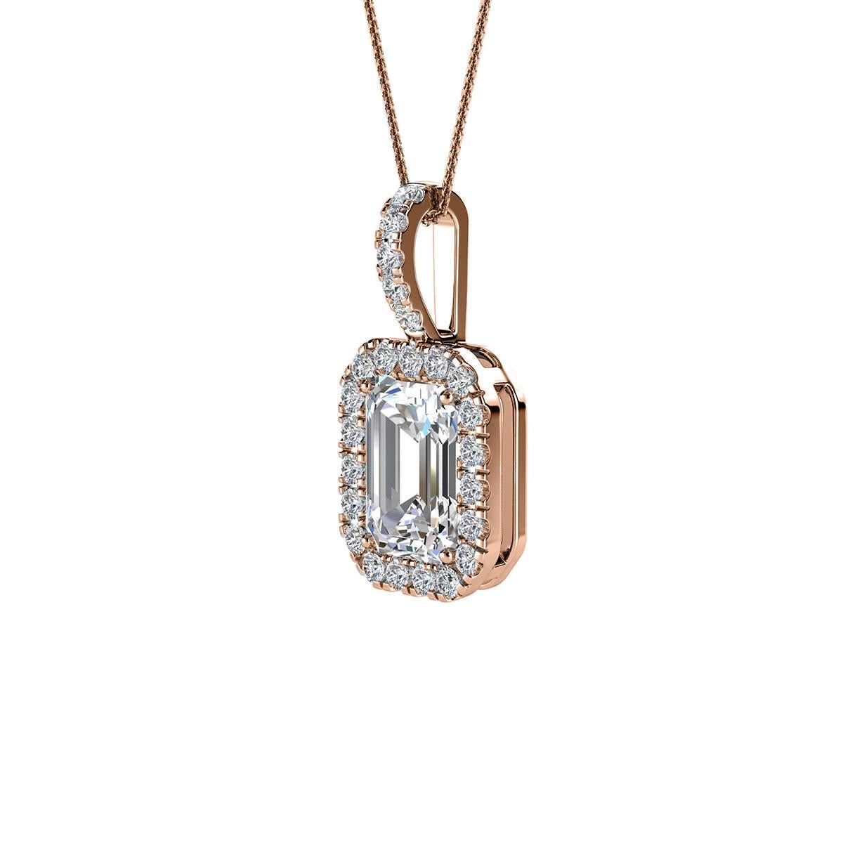 Questo delicato pendente presenta un diamante a forma di smeraldo del peso totale di circa 0,65 carati (6 mm x 4 mm) circondato da un'aureola di 23 diamanti tondi taglio brillante perfettamente abbinati del peso totale di circa 0,12 carati. Il