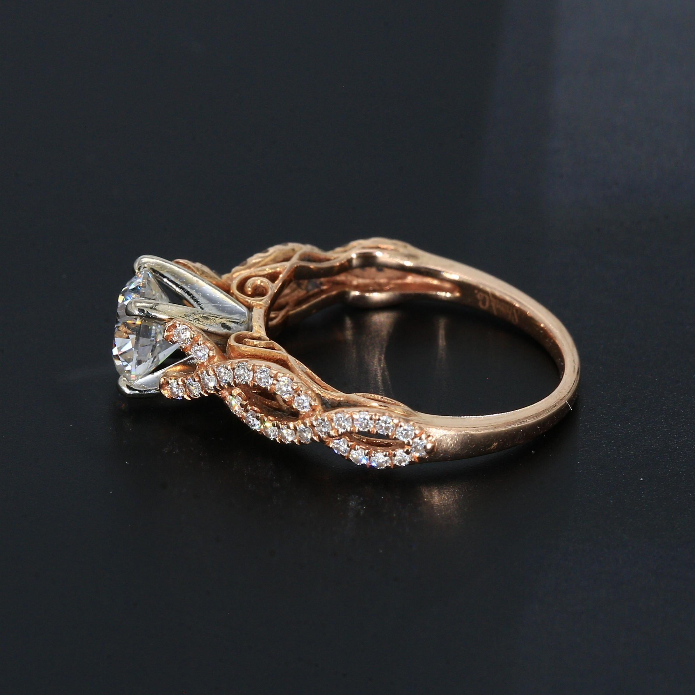 Ecco un anello di fidanzamento in oro rosa 14k con uno 0,8ct. Diamante rotondo centrale H/SI1 e cinquanta diamanti di 1 mm di spessore.

Anello misura 4,75
Peso totale - 2,93 g