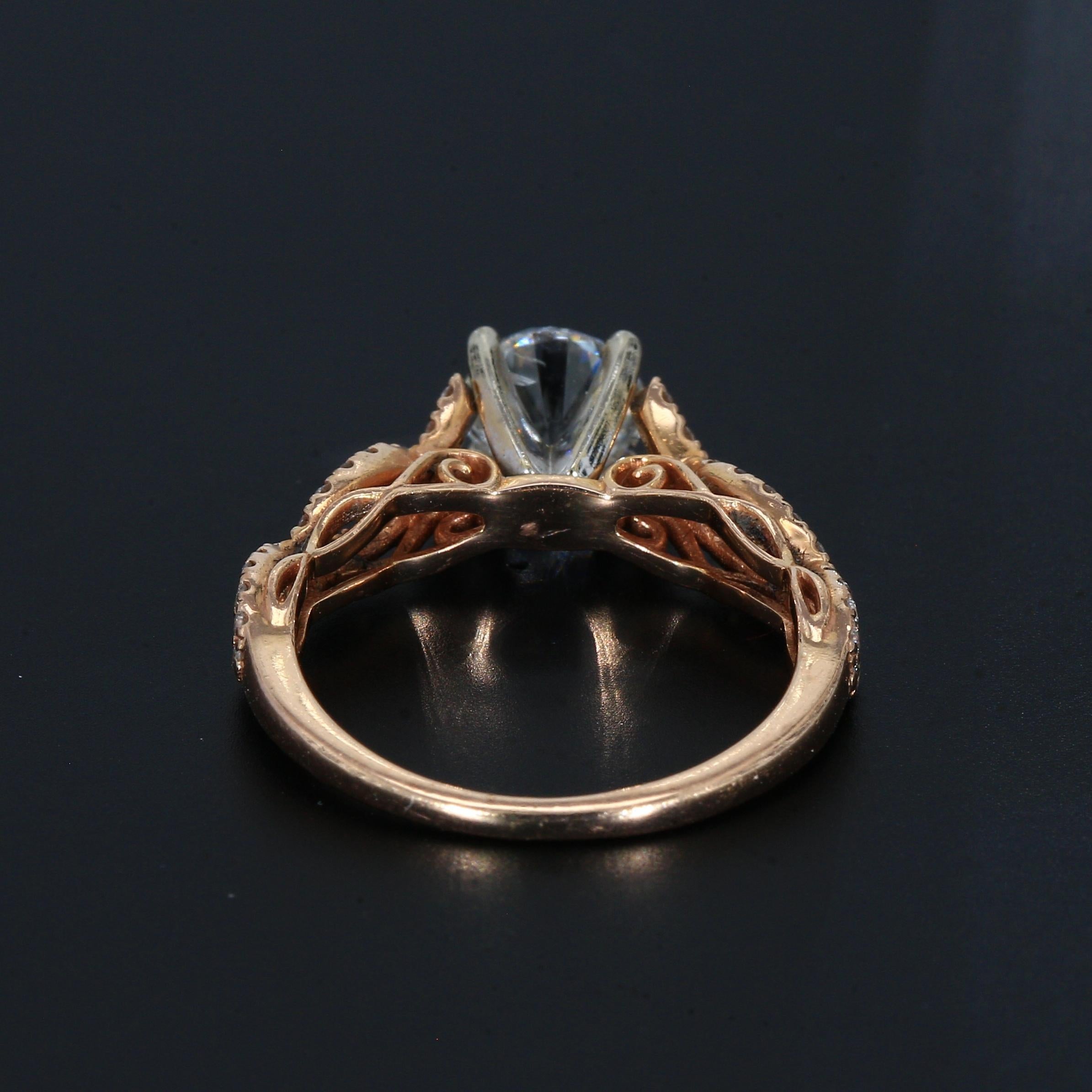 Taglio rotondo Anello di fidanzamento in oro rosa 14k con pietre centrali e accenti di diamante - Misura 4,75 in vendita