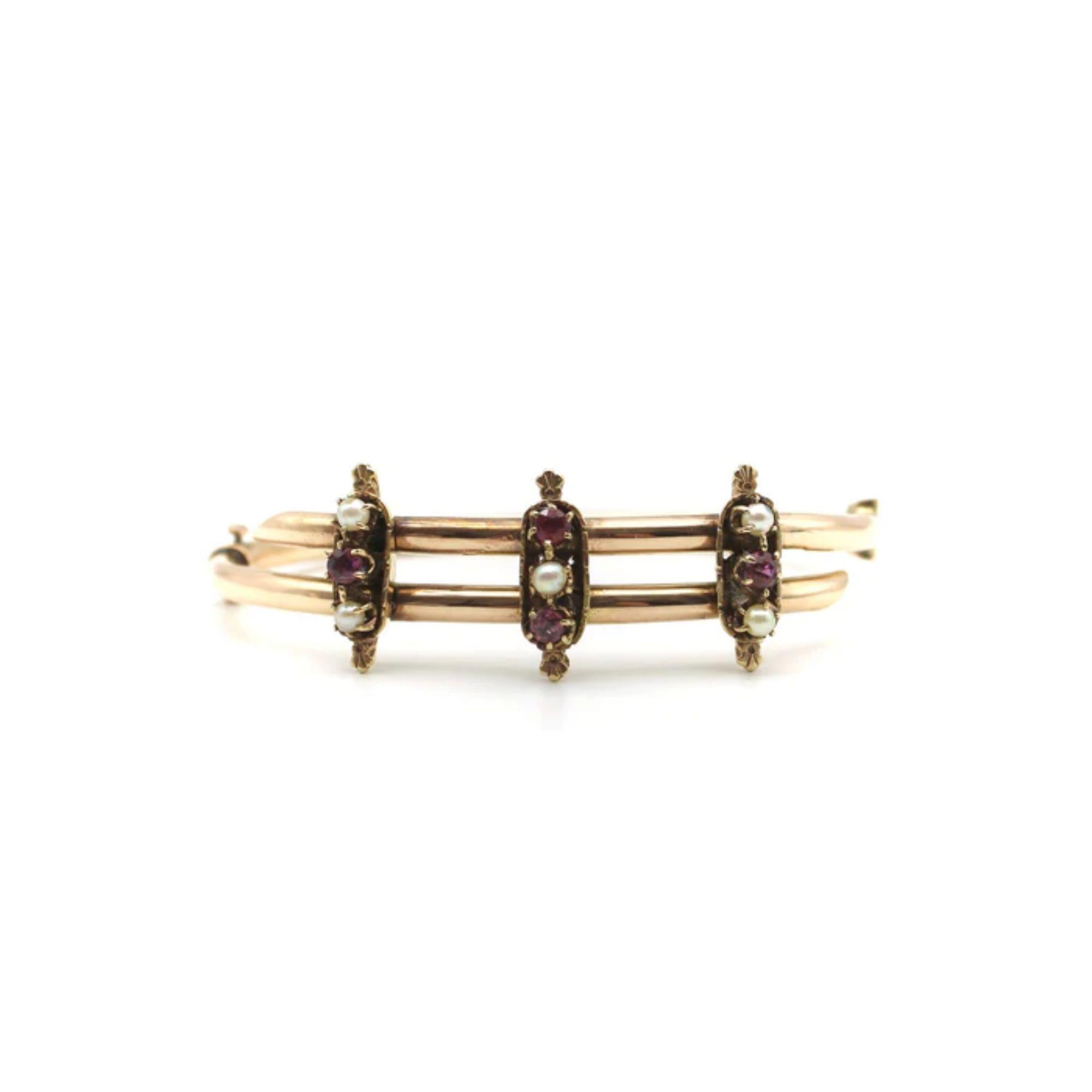 14K Rose Gold Etruscan Revival, Perle, und Rubin Armband, um 1880's
 
CIRCA aus den 1880er Jahren: Dieses wunderschöne Armband aus 14 Karat Roségold ist mit Rubinen und Perlen verziert. Die beiden Enden des Armbands überkreuzen sich und werden durch