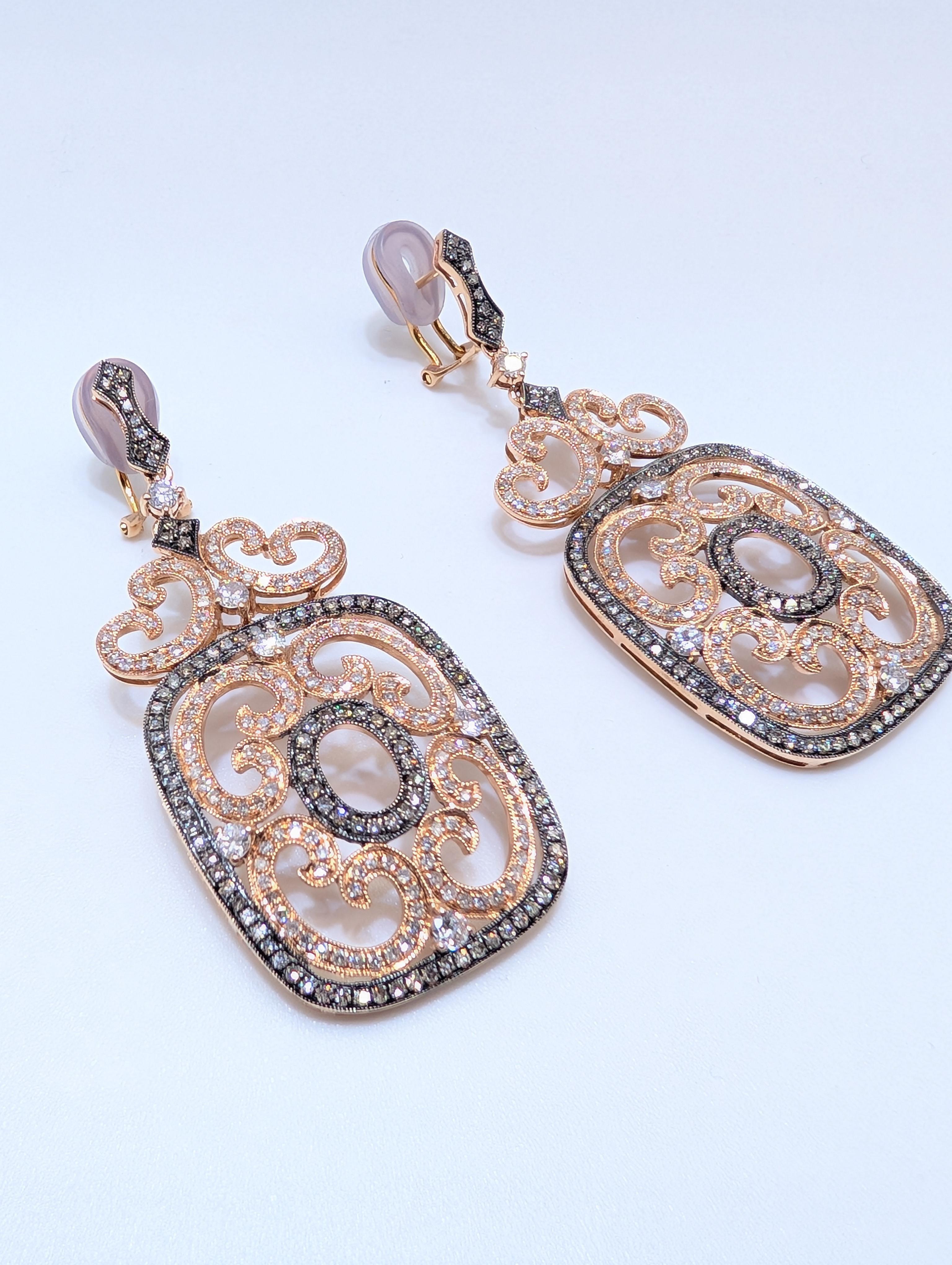 Concediti una raffinatezza regale con questi straordinari orecchini a goccia in oro rosa 14K, una miscela magistrale di eleganza vintage e fascino moderno. Caratterizzati da squisiti dettagli in rodio nero, questi orecchini emanano un fascino antico