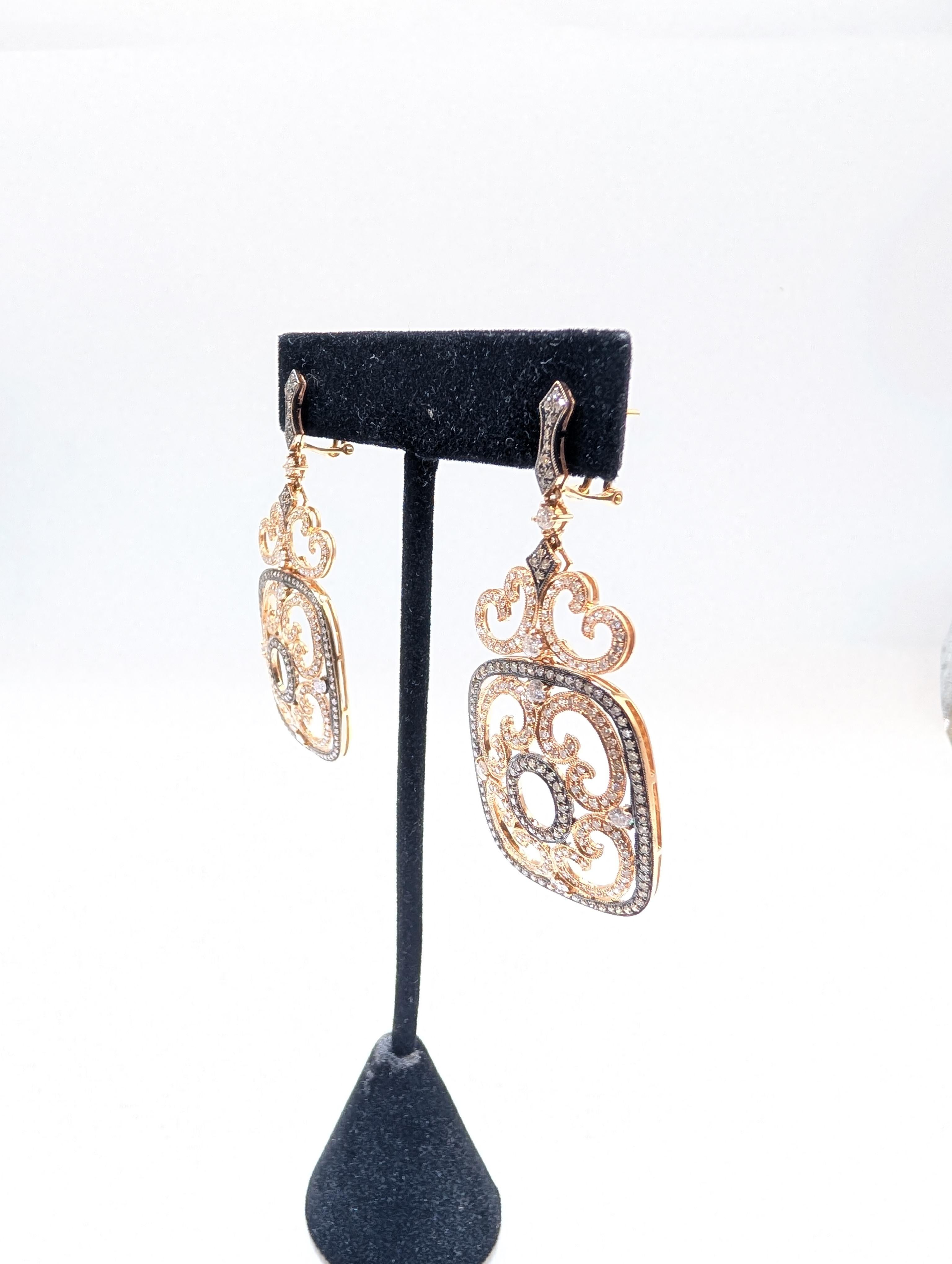 Donna Orecchini pendenti a forma di fantasia in oro rosa 14K con diamanti in vendita