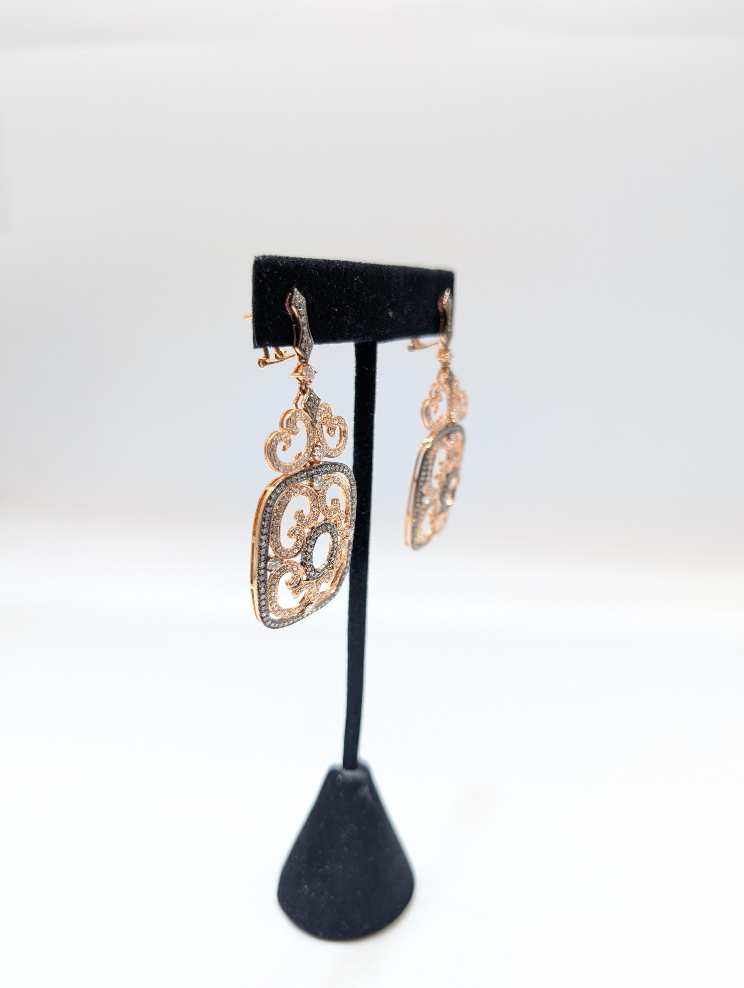 Orecchini pendenti a forma di fantasia in oro rosa 14K con diamanti in vendita 1
