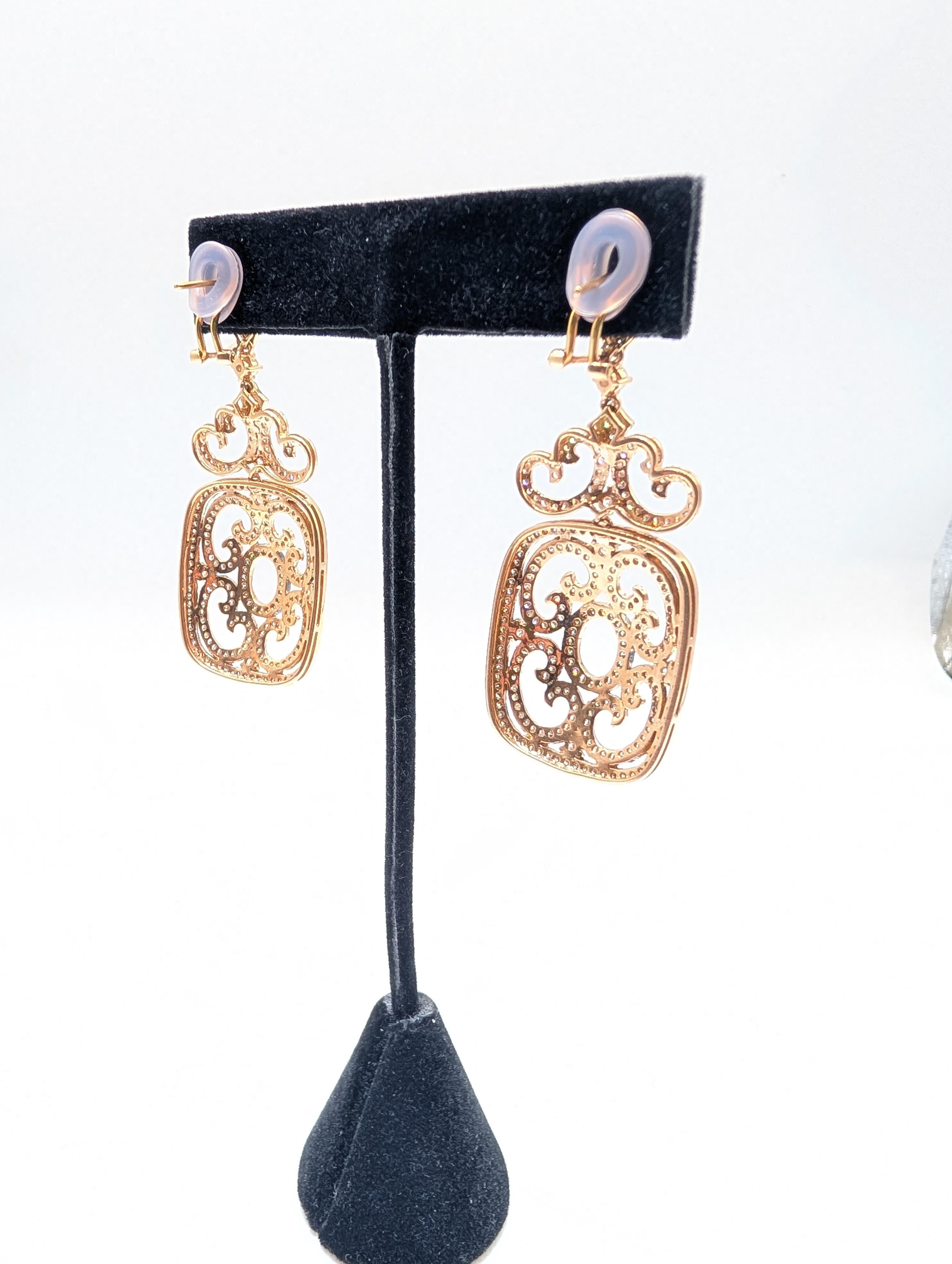 Orecchini pendenti a forma di fantasia in oro rosa 14K con diamanti in vendita 2