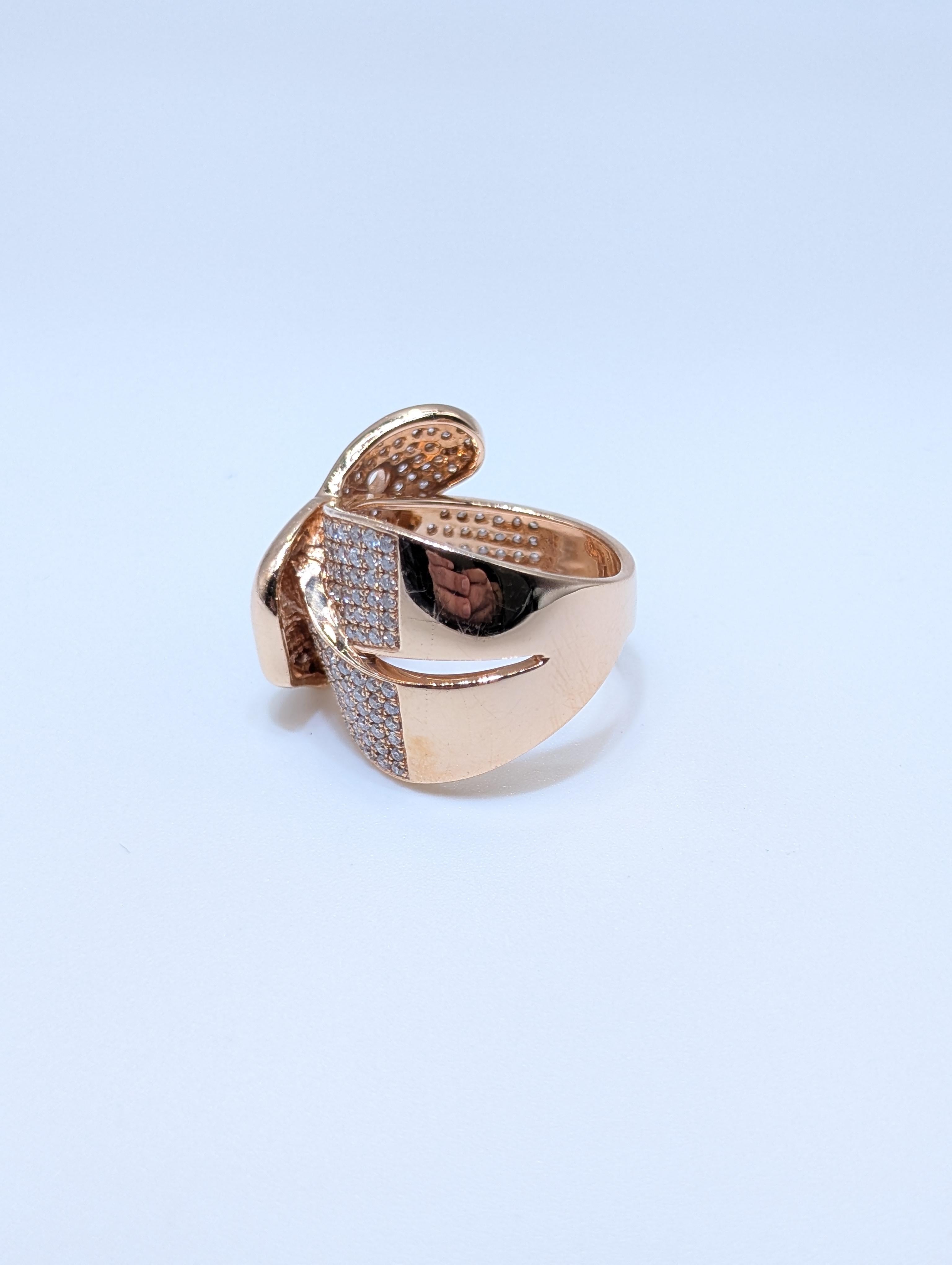 Taglio rotondo 14k Rose Gold Fashion Belt Buckle Style Diamond Ring in vendita