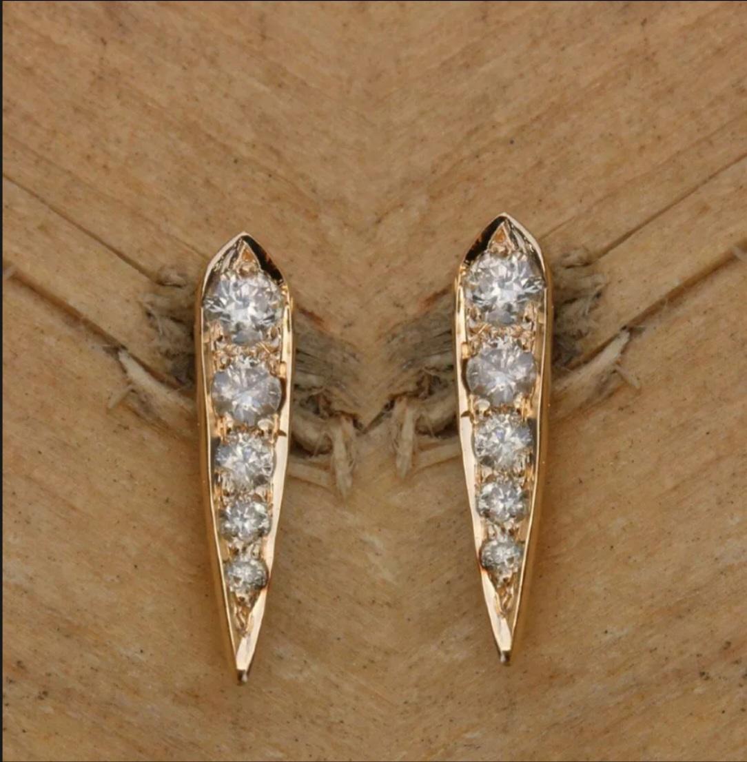 Orecchini a punta in oro rosa 14K Gioielli di diamanti Regalo di compleanno per le mamme.

Materiale
Oro giallo 14k, Diamante naturale
Peso del diamante
0,15 Ctw circa
Peso dell'oro
0,52 grammi circa
Dimensione
11x2 mm circa
Articolo Lunghezza
11 mm