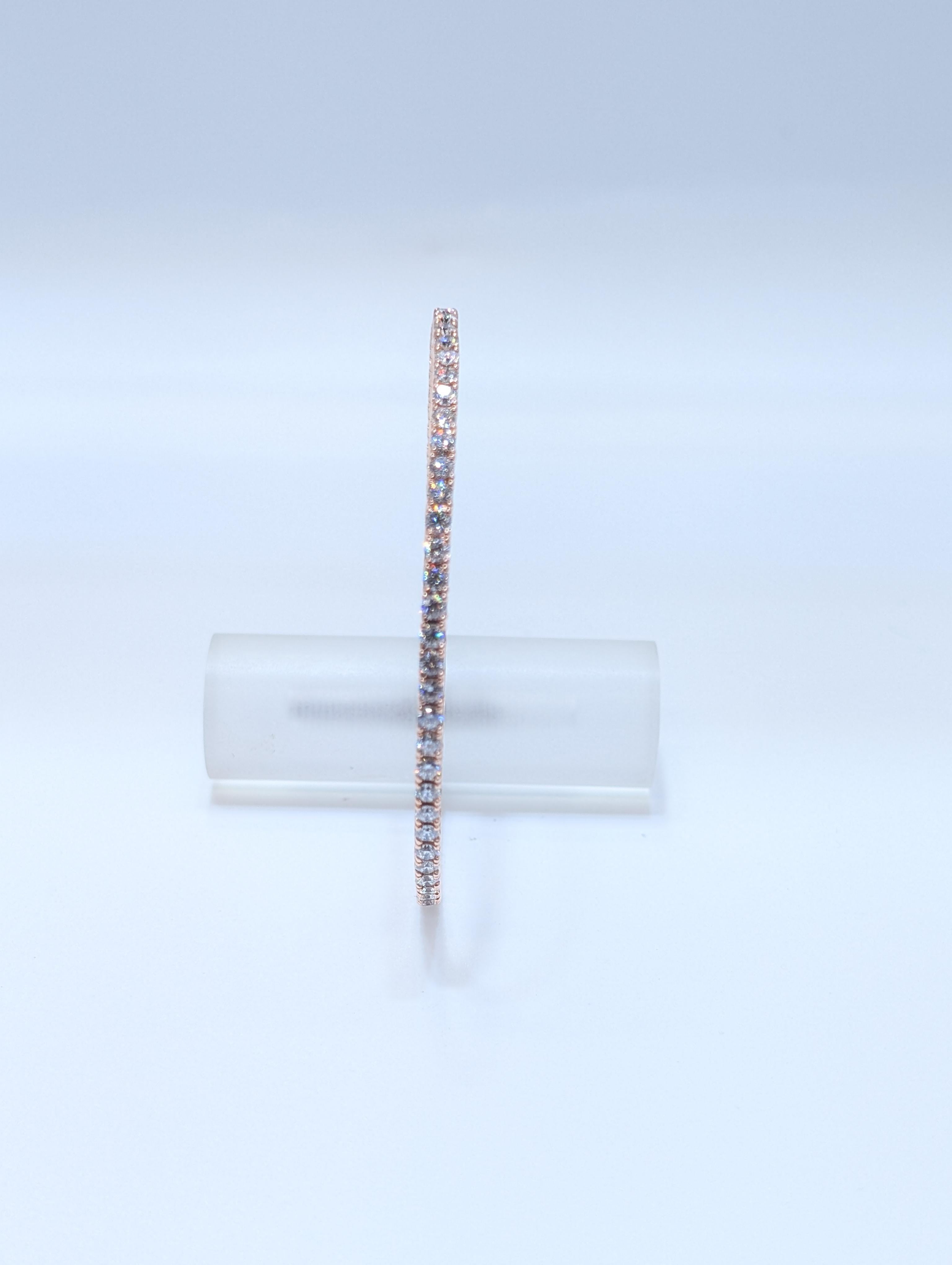 Esta elegante pulsera de tenis Flex de 14 quilates es la mezcla perfecta de lujo y comodidad. Diseñado con un engaste flexible, se adapta de forma natural a la muñeca, ofreciendo un ajuste ligero y cómodo ideal para el uso diario.

Adornado con 3,42