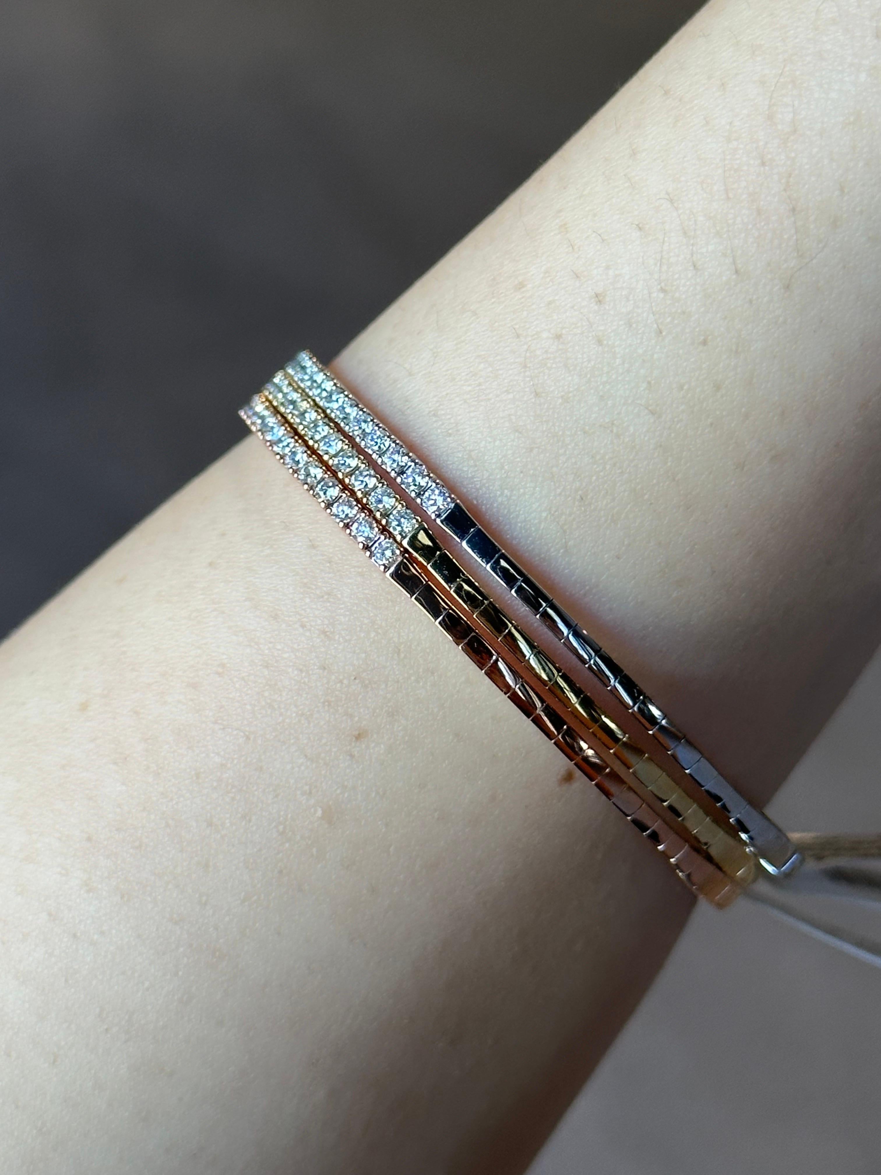 Armreif aus 14 Karat Roségold mit flexiblen Diamanten im Angebot 3