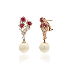 Boucles d'oreilles en or rose 14 carats à fleurs avec diamants et rubis 30,42 carats et perle pendante