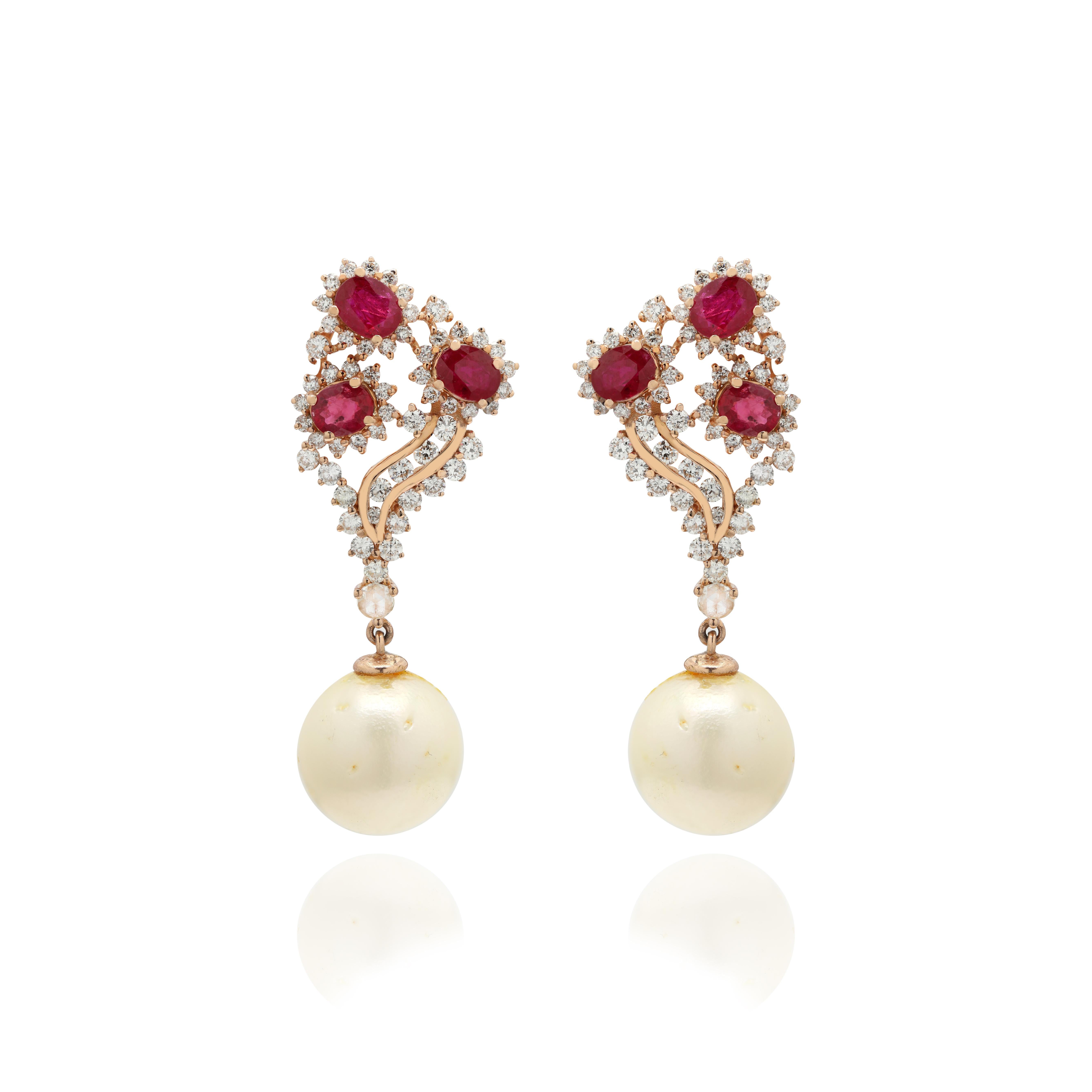 Art déco Boucles d'oreilles en or rose 14 carats à fleurs avec diamants et rubis 30,42 carats et perle pendante en vente