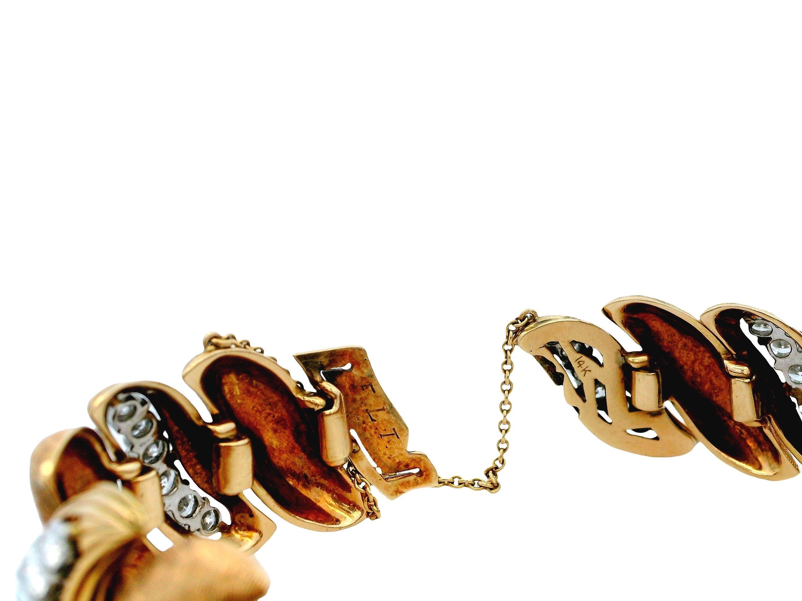 Ce bracelet exquis, qui rappelle les années 1970, est fabriqué en or rose 14k. Il présente un design captivant rehaussé de diamants blancs ronds, totalisant environ 7,00 carats. Ces diamants sont d'une qualité exceptionnelle, avec une pureté VS1 et