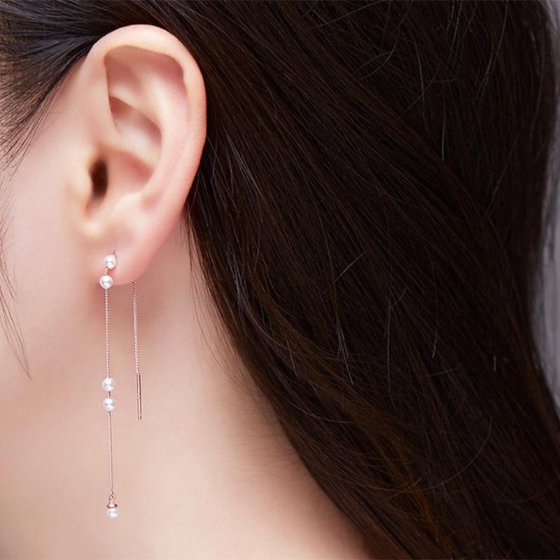 Delicati ed eleganti, questi orecchini con perle d'acqua dolce in oro rosa 14 carati sono caratterizzati da perle d'acqua dolce lucenti incastonate nella tonalità morbida e romantica dell'oro rosa. I toni caldi dell'oro rosa completano