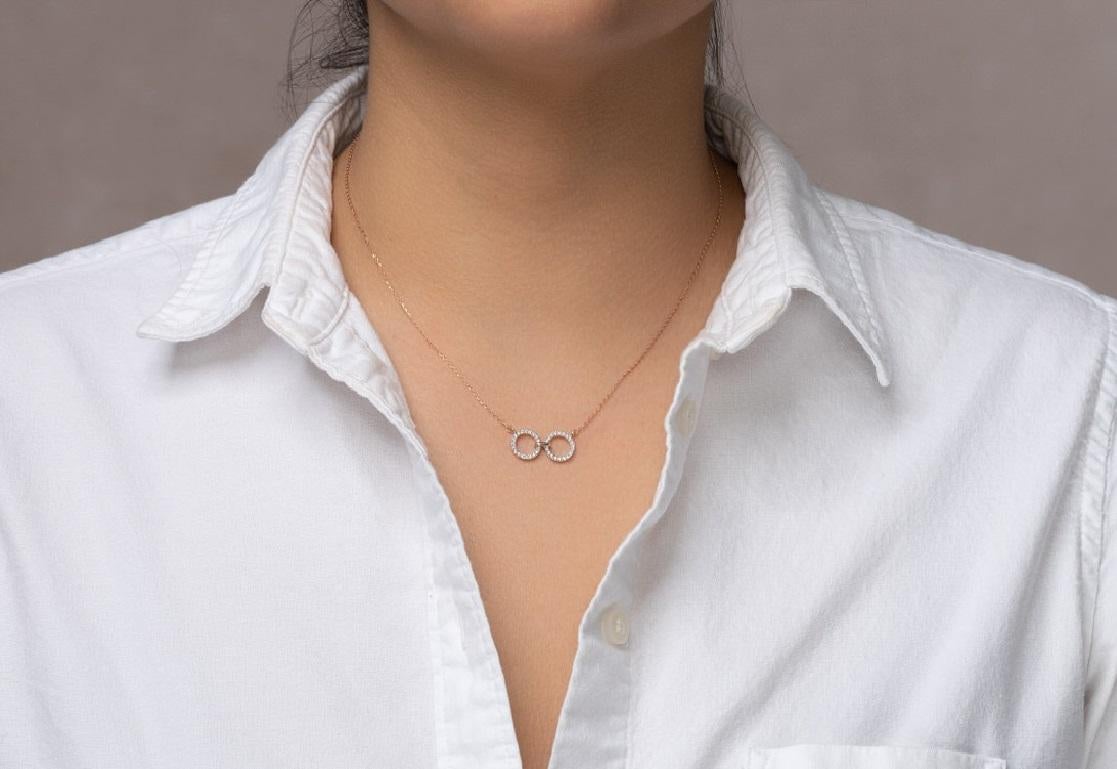 Diese Geokunst-Halskette ist dezent, aber auffällig. Ein wunderschönes Diamantcollier, das die Aufmerksamkeit auf sich zieht, ohne aufdringlich zu sein. Die Essenz des eleganten, alltäglichen Schmucks. Die Diamant-Halskette aus 14 Karat Roségold