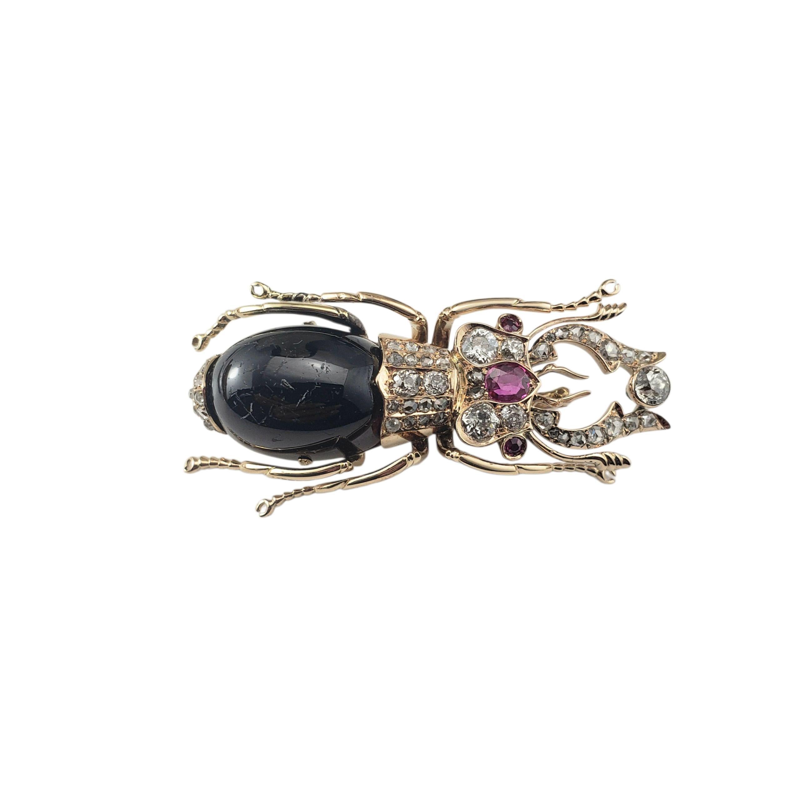 Spilla a forma di scarabeo in oro rosa 14K con granato, zaffiro e diamante, certificato JAGi

Realizzata in oro rosa 14 carati, questa affascinante spilla a forma di scarabeo presenta un granato ovale cabochon, 3 zaffiri rosa naturali e 51 diamanti