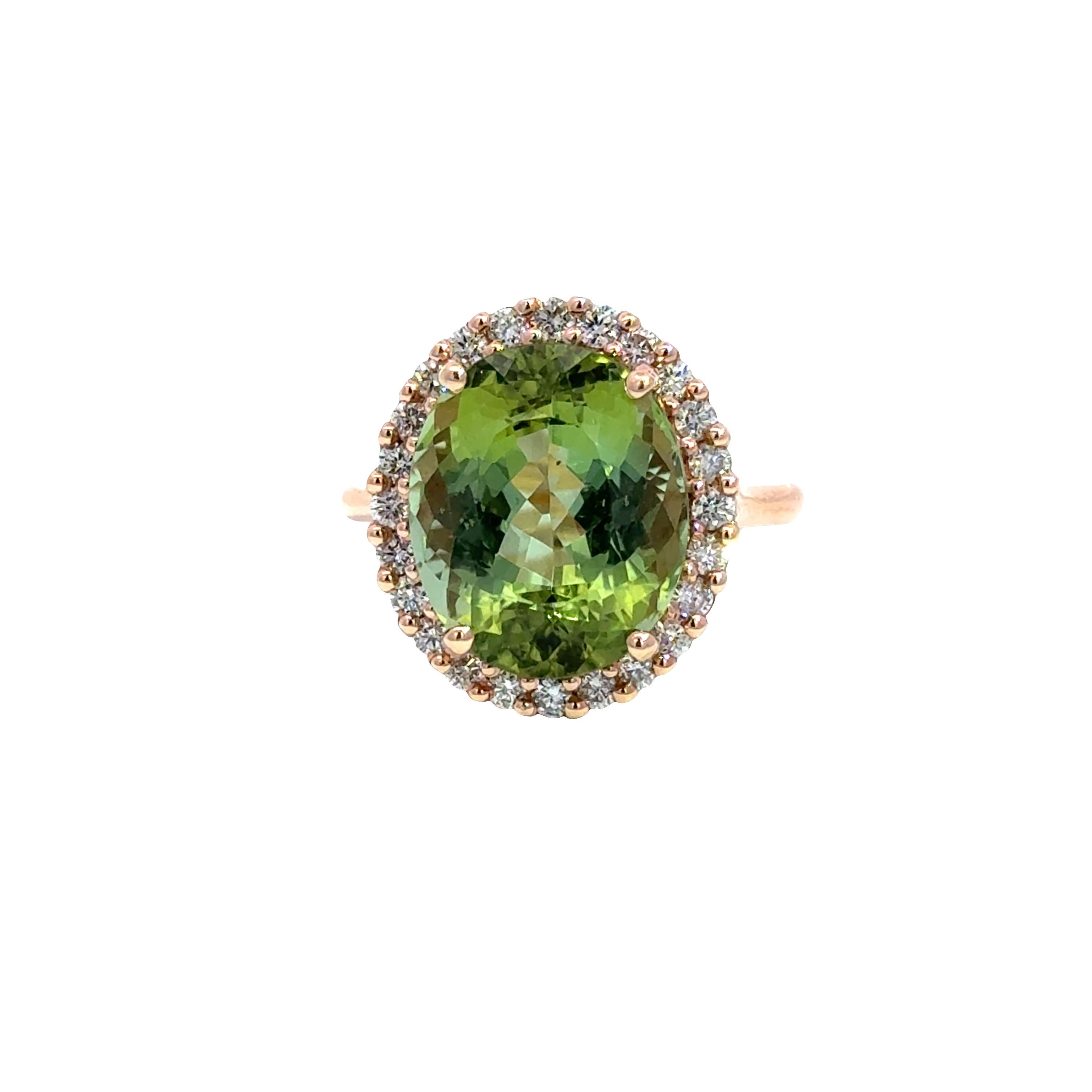 Questo anello in oro rosa 14K è caratterizzato da un vibrante granato verde da 8,01 carati al centro, che irradia profondità e brillantezza da ogni angolazione. Il granato è incorniciato da un'aureola di scintillanti diamanti rotondi per un totale