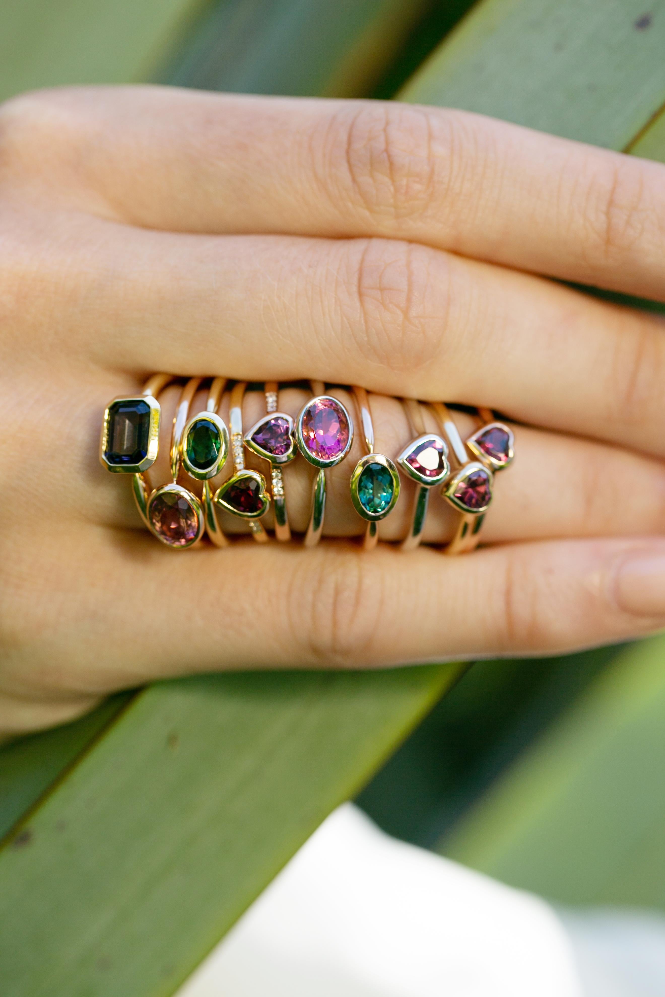Anillo horizontal Este-Oeste de turmalina ovalada verde de oro rosa de 14k en venta 3