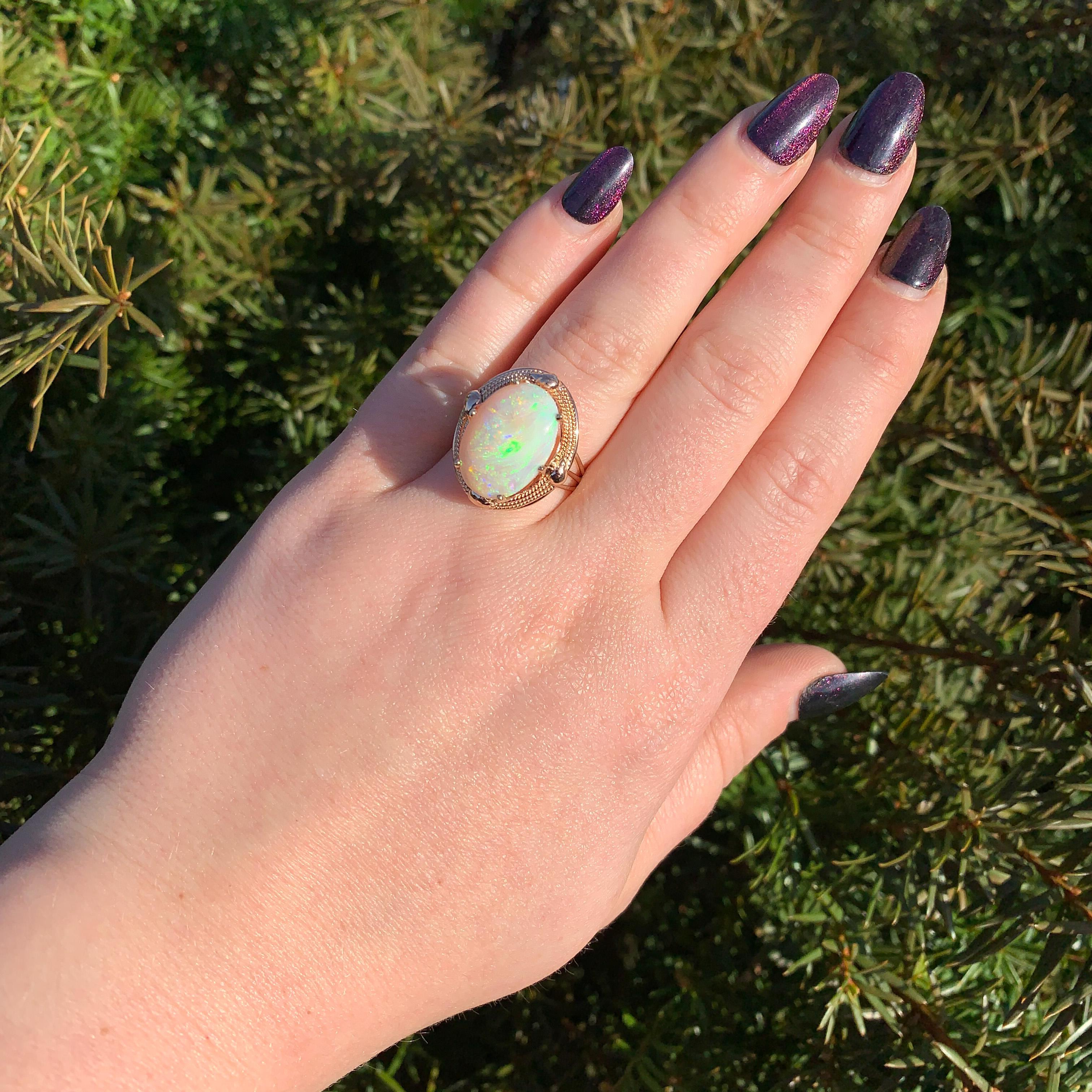 14 Karat Roségold Handgeschmiedeter Ring mit großem 6,05 Karat australischem Opal im Angebot 1