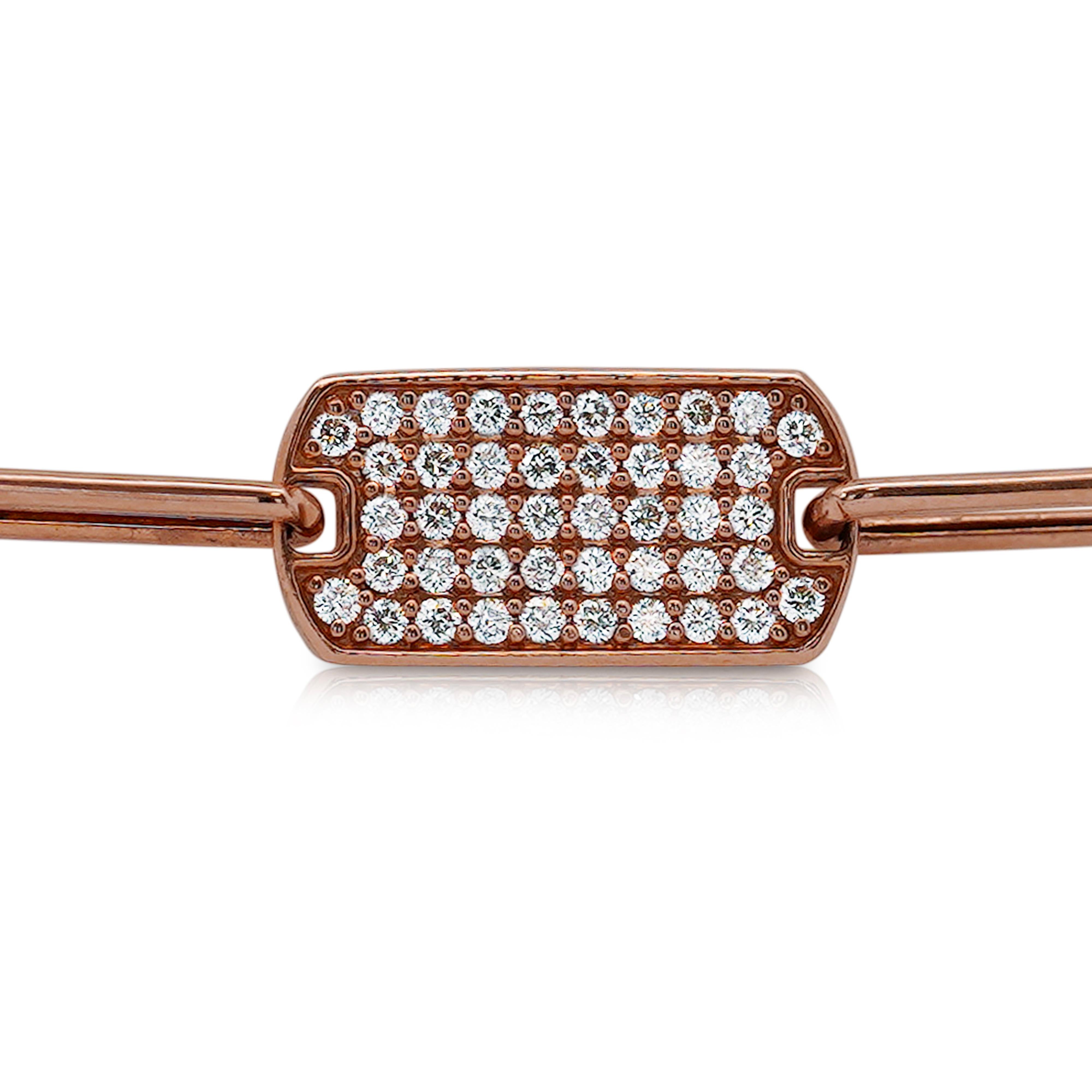 Ce magnifique bracelet en or rose 14 carats est orné de 44 diamants ronds d'une valeur totale de 0,50 carat.
Avec un poids de 8 grammes, ce bracelet est une étude, mais aussi une pièce légère et confortable à porter toute la journée. Imperméable et