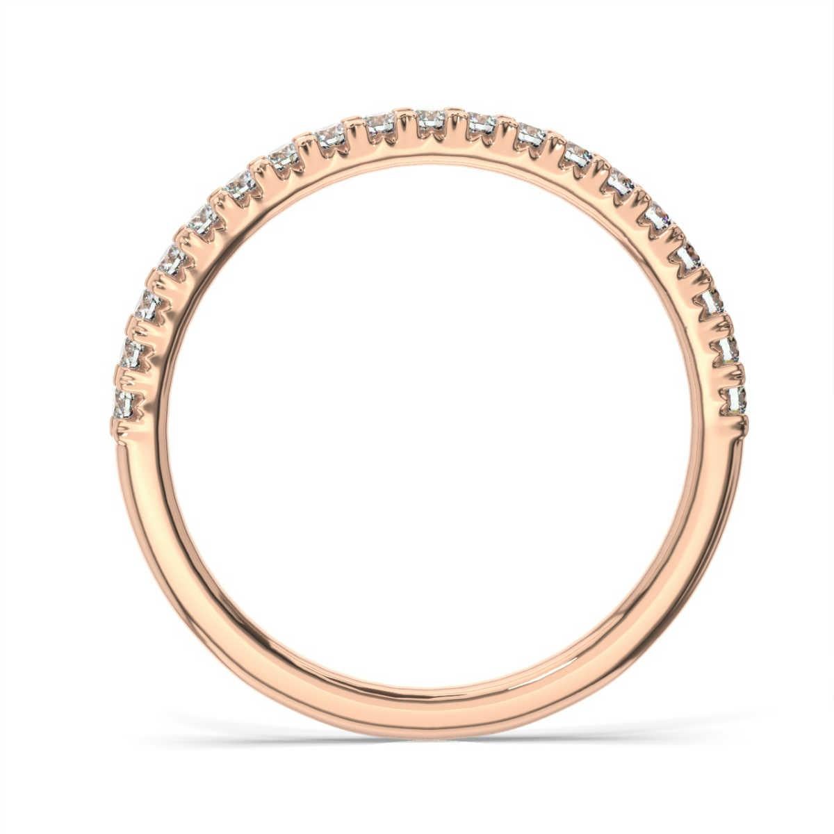 Dieser atemberaubende Ring zeichnet sich durch französische Pave-Diamanten aus, eine Art der Fassung, die es dem Licht ermöglicht, unsere perfekt aufeinander abgestimmten Diamanten aus vielen Winkeln zu erreichen. Er funkelt wie kein anderer