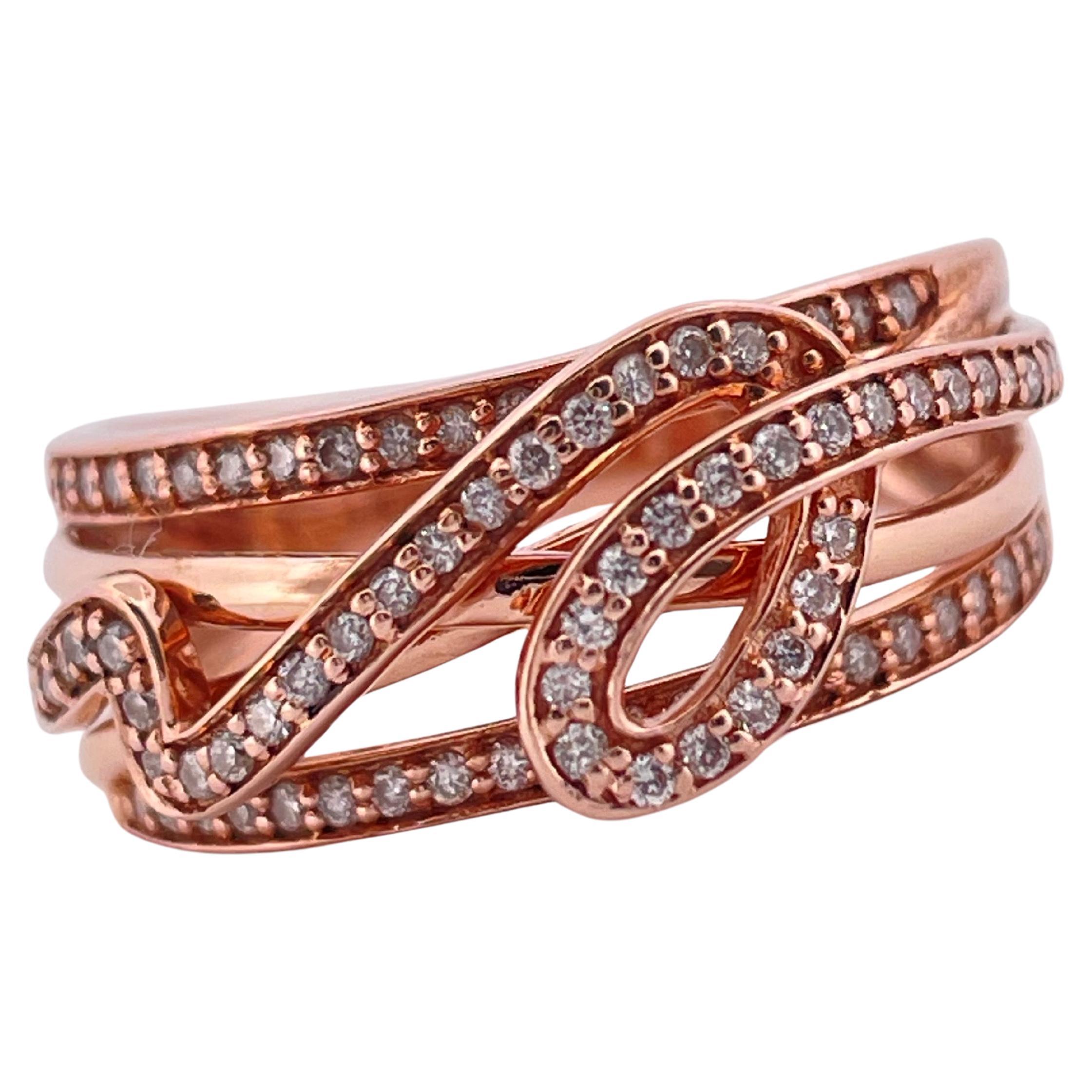 Cette élégante bague de 5,1 grammes de Le Vian est réalisée de manière experte en luxueux or rose 14 carats, reflétant le mélange d'art et de raffinement propre à la marque. Le design sophistiqué présente des bandes gracieusement entrelacées,