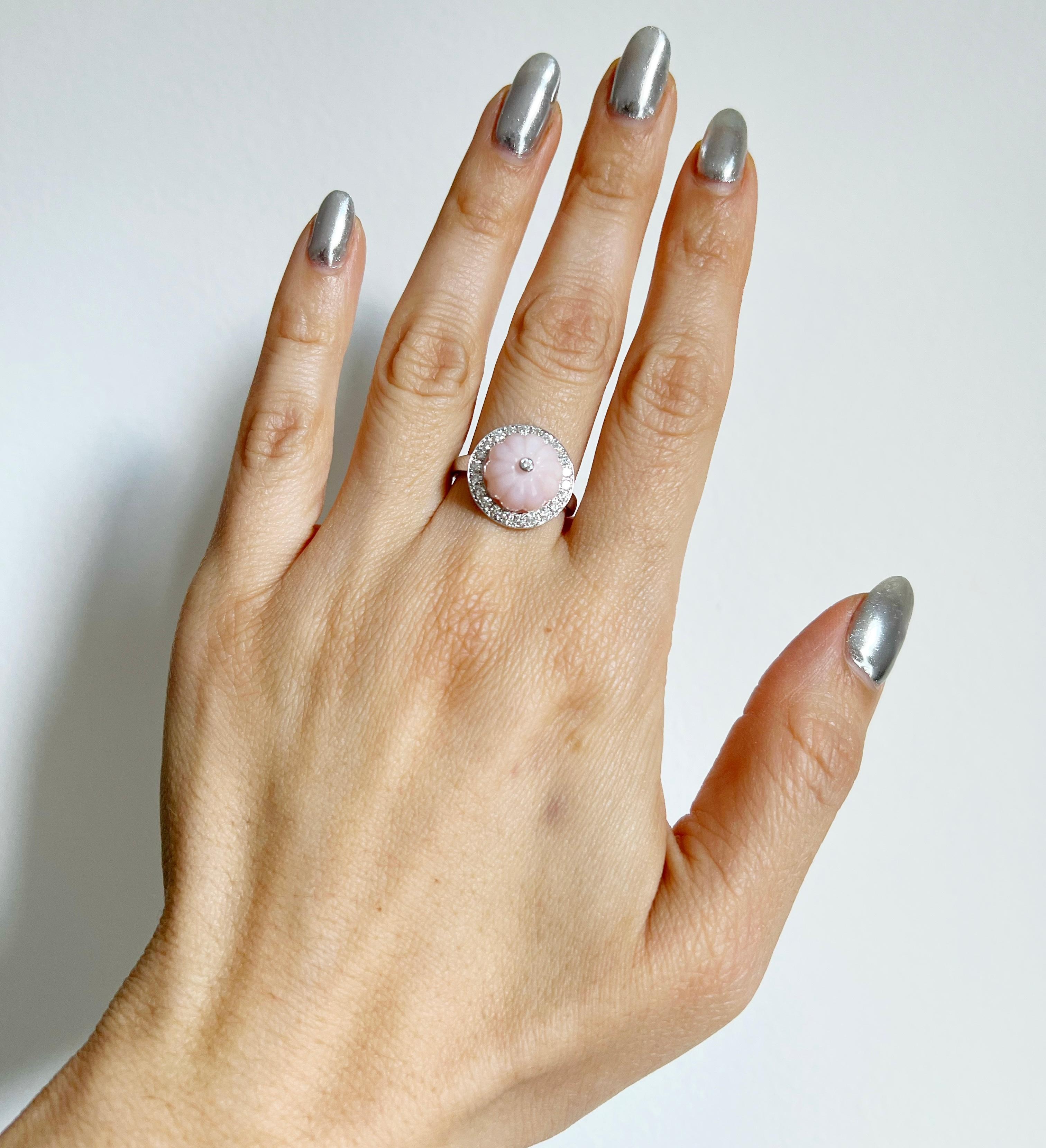 14K Roségold Lux Art Deco Cocktail-Diamant & handgeschnitzter rosa Opal-Ring  (Rundschliff) im Angebot