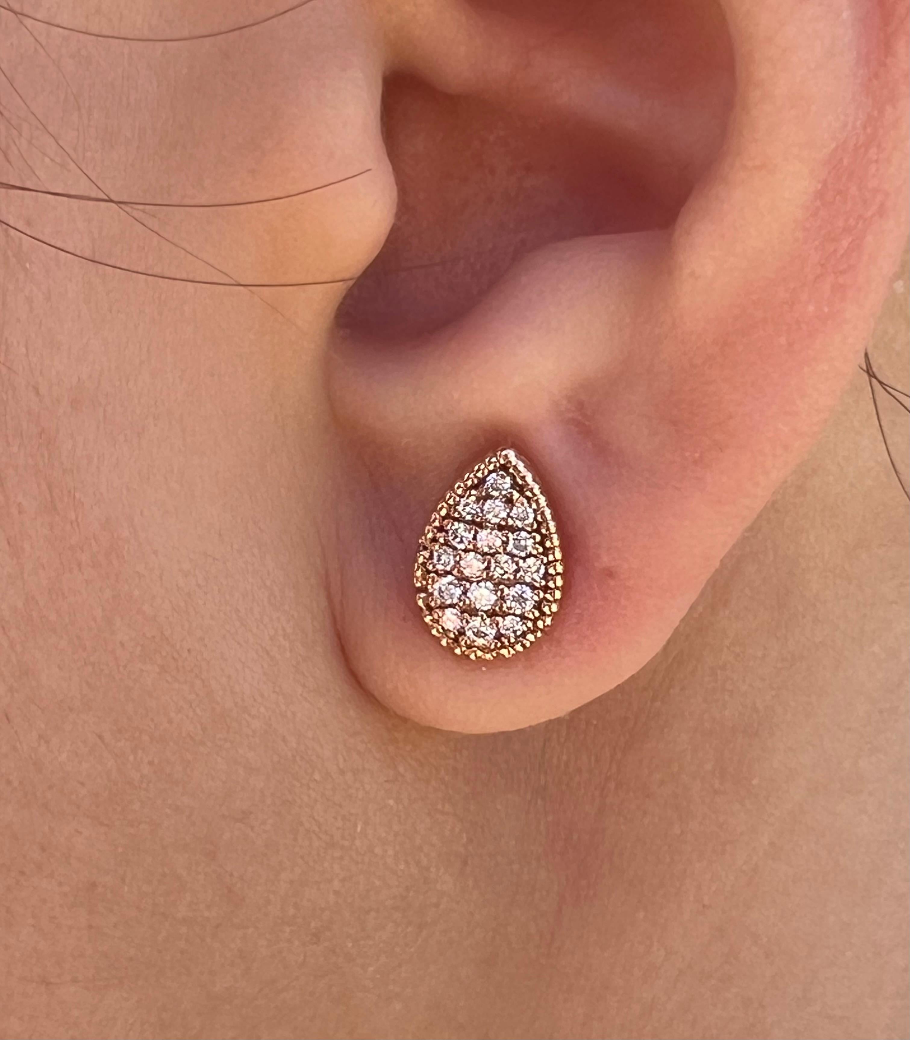 Diamonds are arranged in a drop design, enclosed by gold beads, and their radiance is enhanced by the gleaming surface of the honeycomb. The intricate craftsmanship brings out the flawless brightness of the diamonds. Ideal stud earrings for both