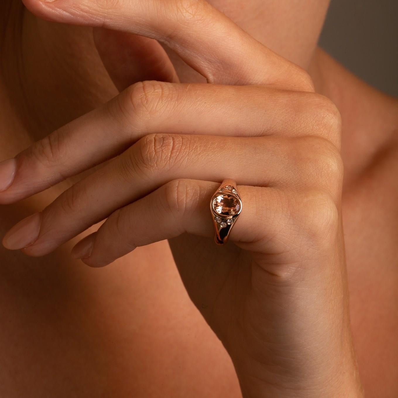 14k Rose Gold Morganite and Diamond Pinky Signet Ring in vendita 1