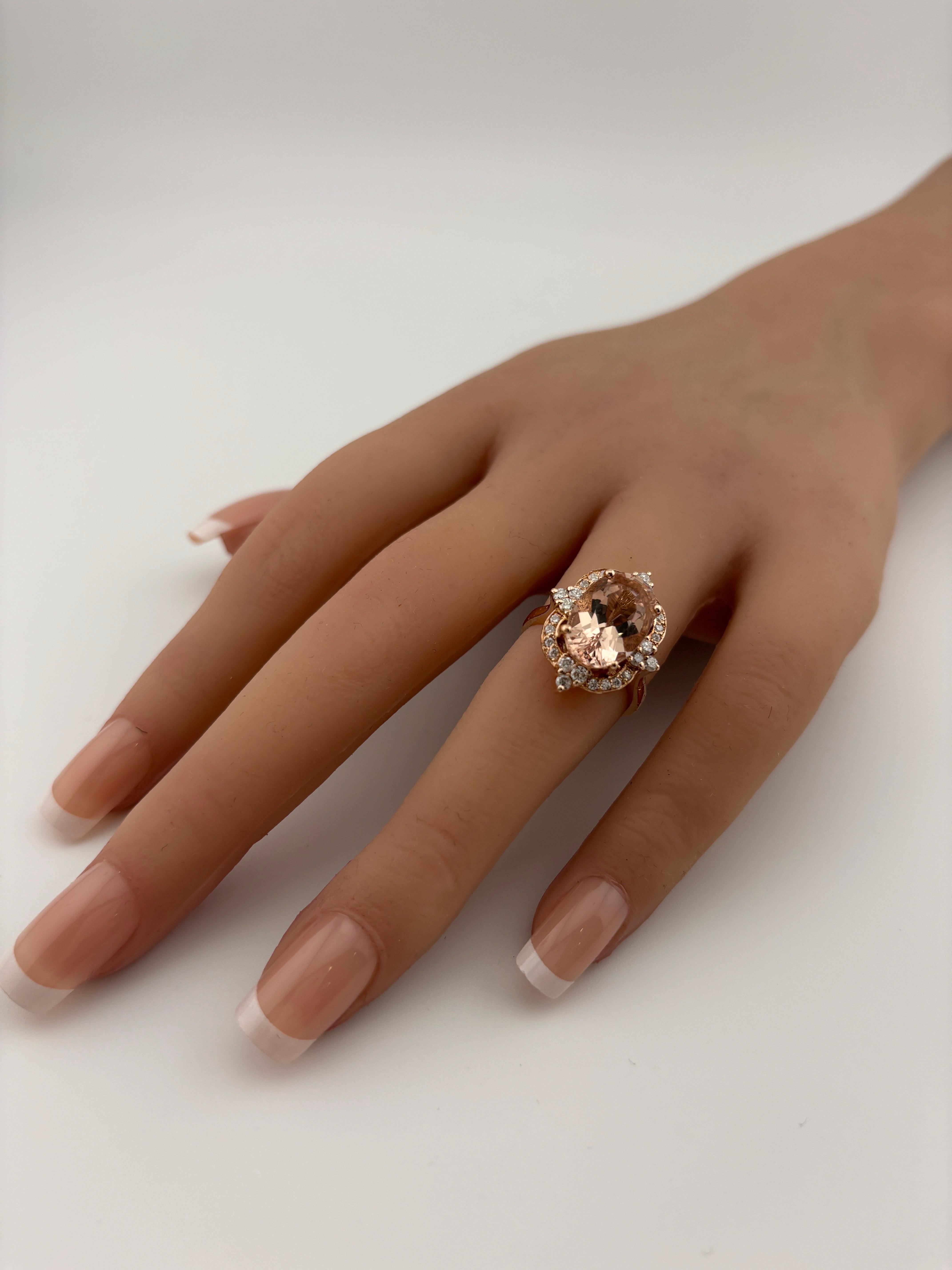 Anello in oro rosa 14k con morganite e diamanti in vendita 5