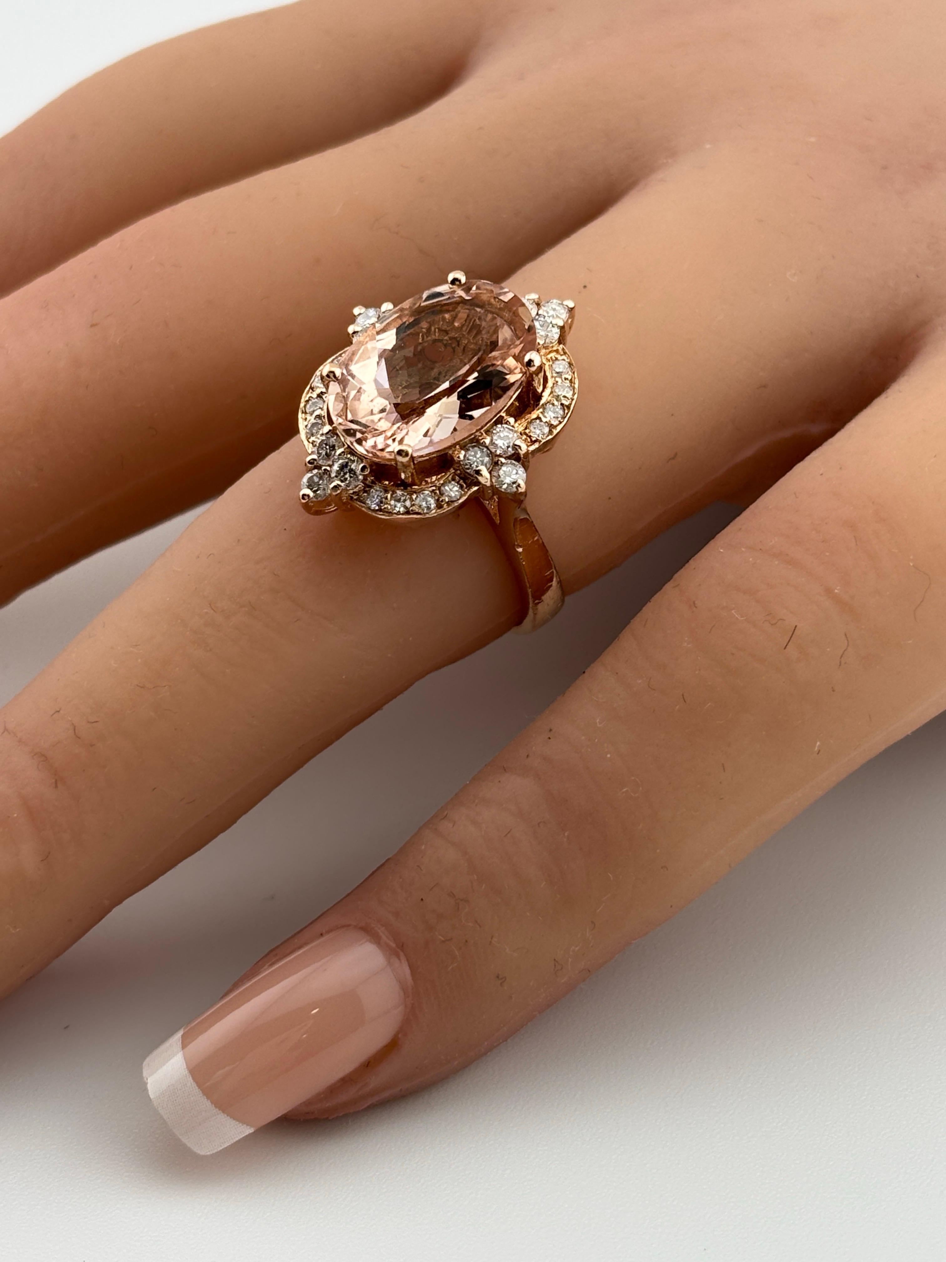 Anello in oro rosa 14k con morganite e diamanti in vendita 7