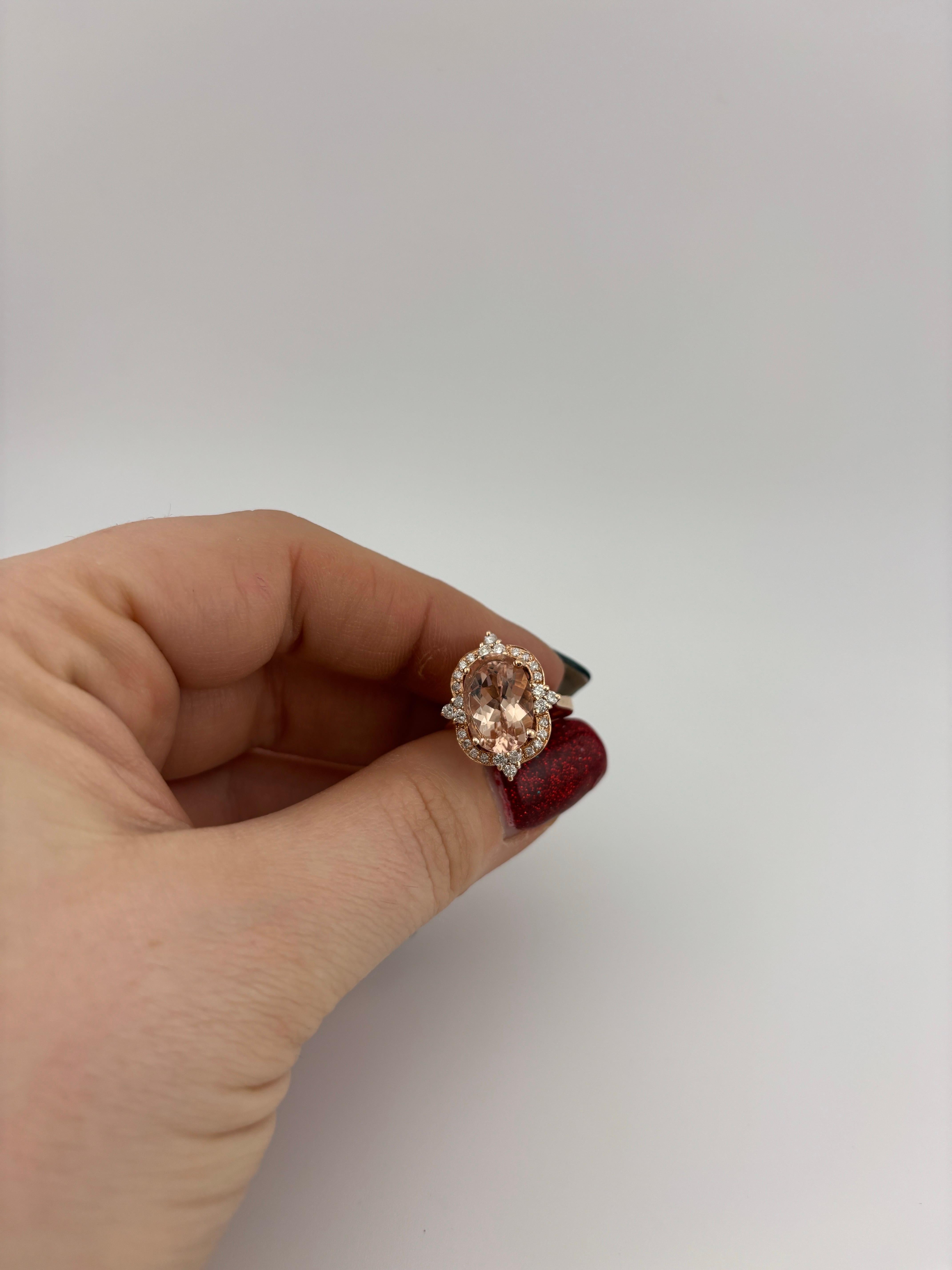 Anello in oro rosa 14k con morganite e diamanti in vendita 12