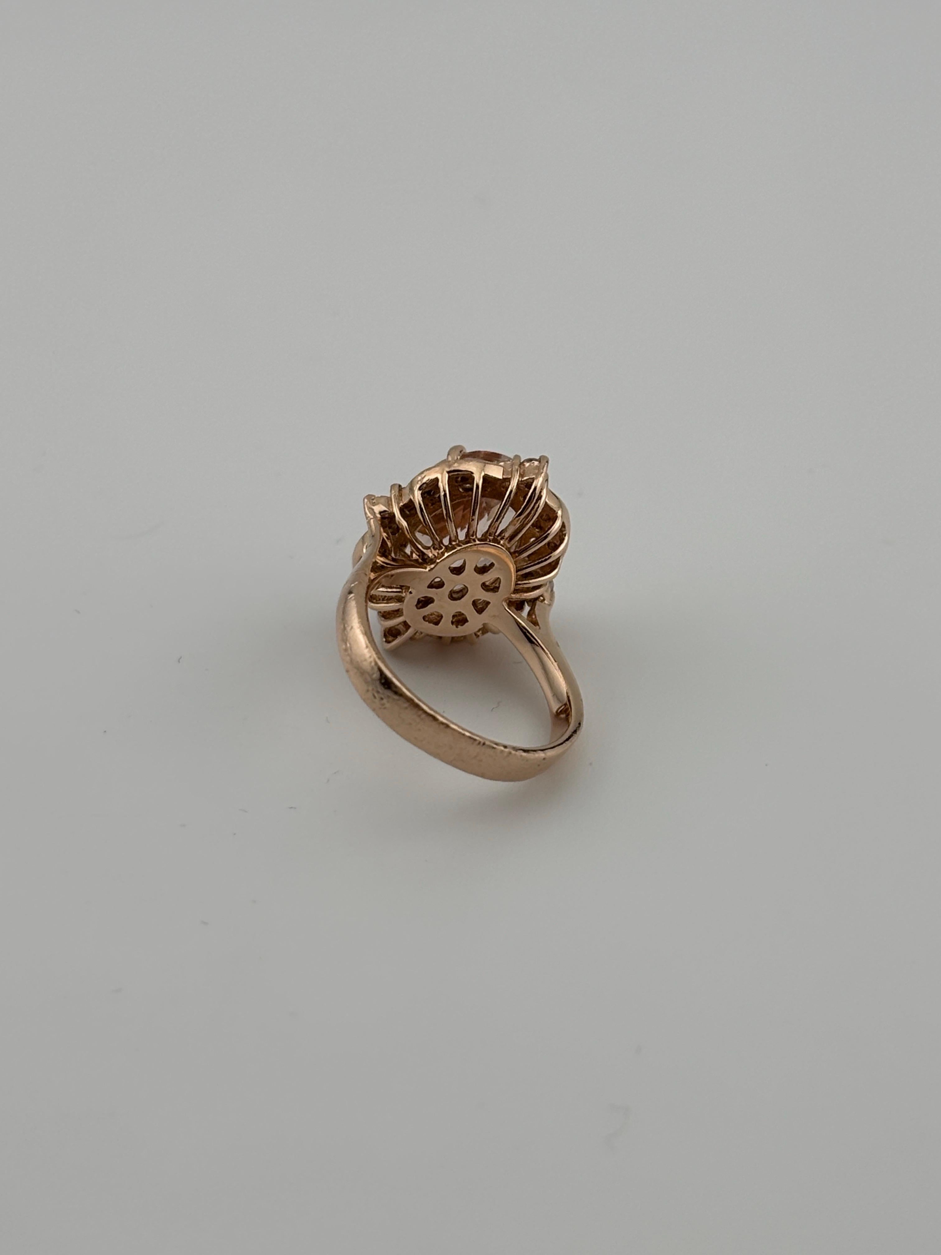 Questo splendido anello in oro rosa 14k con morganite è un vero e proprio pezzo forte, che combina i toni morbidi e caldi dell'oro rosa con la delicata brillantezza rosa-pesca della morganite. La pietra centrale, una splendida morganite, è