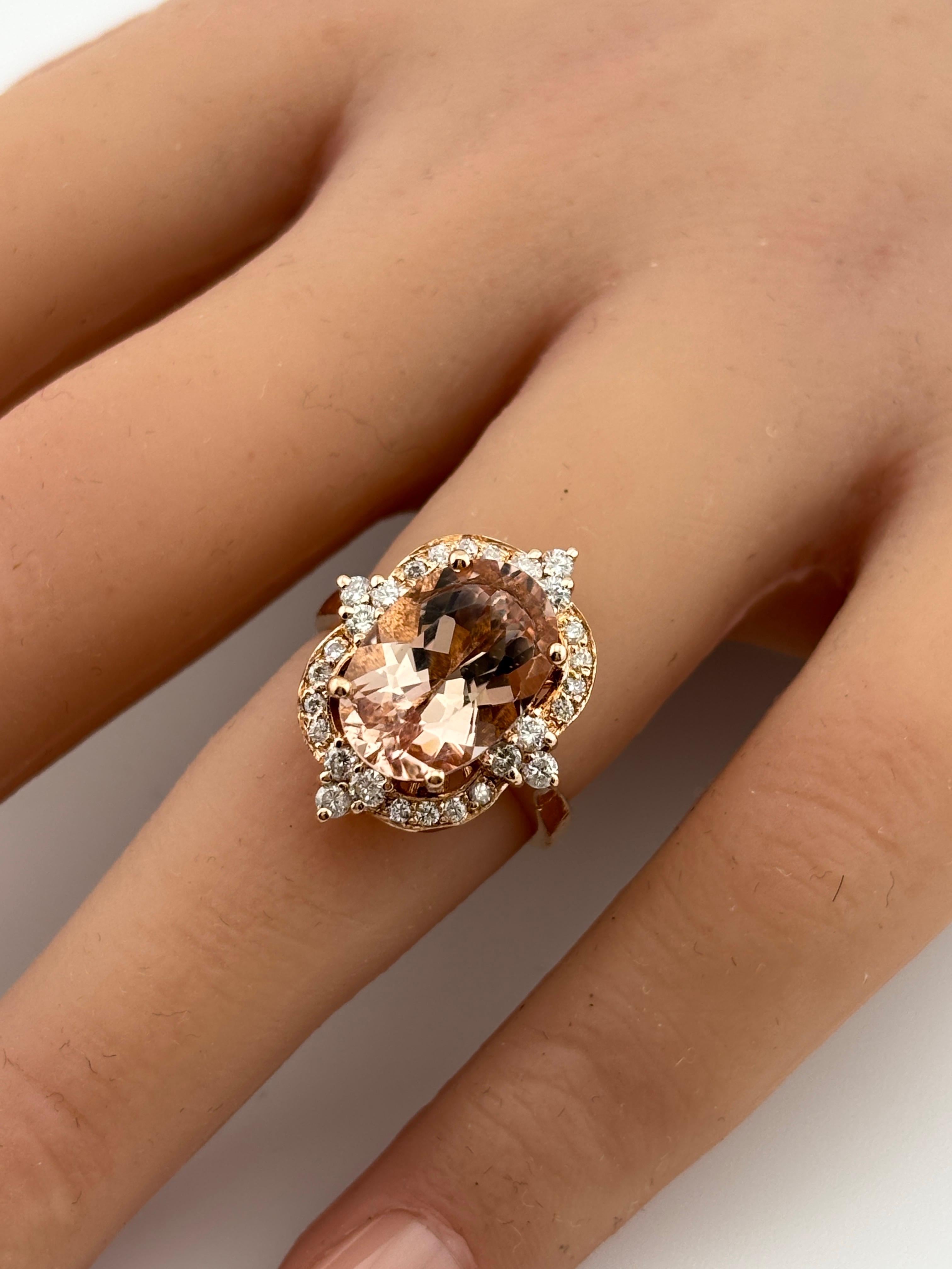 Anello in oro rosa 14k con morganite e diamanti in vendita 3