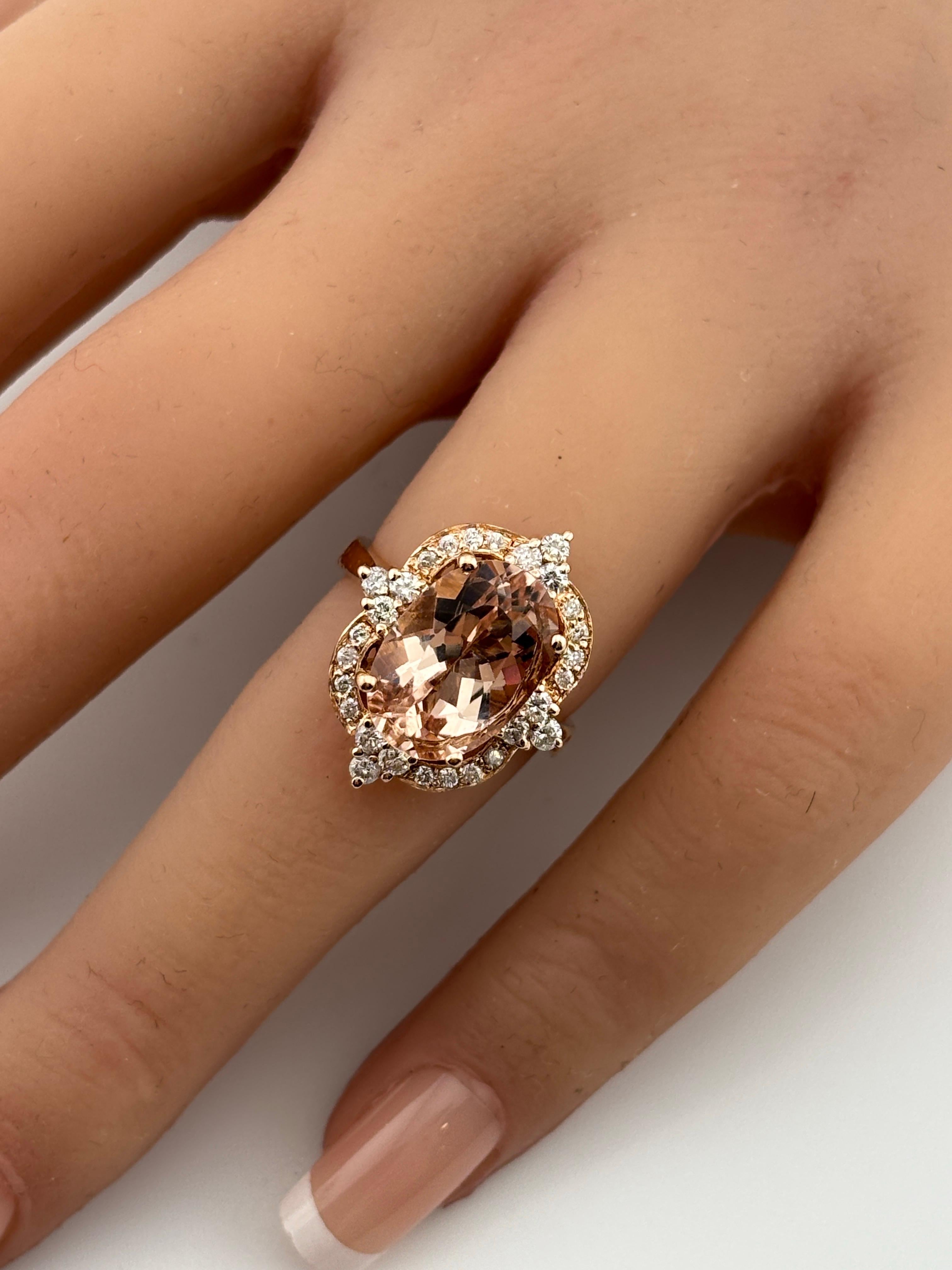 Anello in oro rosa 14k con morganite e diamanti in vendita 4