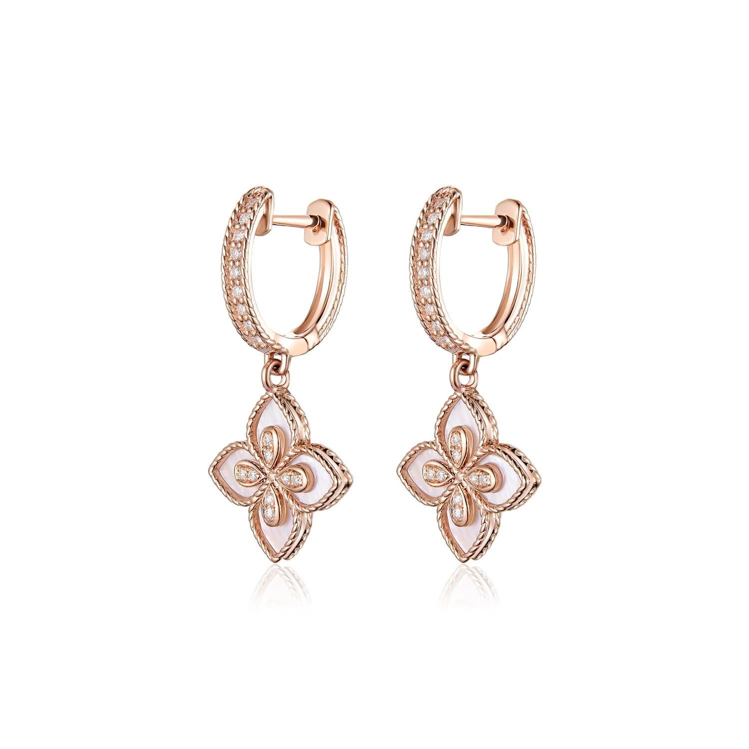 Diese Ohrringe bestehen aus 1,98 Karat Perlmutt, gefasst in 14 Karat Roségold.  Mit 0.25 Karat runden weißen Diamanten besetzt.  Mit zwei gedrehten Perlen auf jeder Seite des Ohrrings.  Das Perlmutt bildet eine Kleeblattform.

Perlmutt 1.98