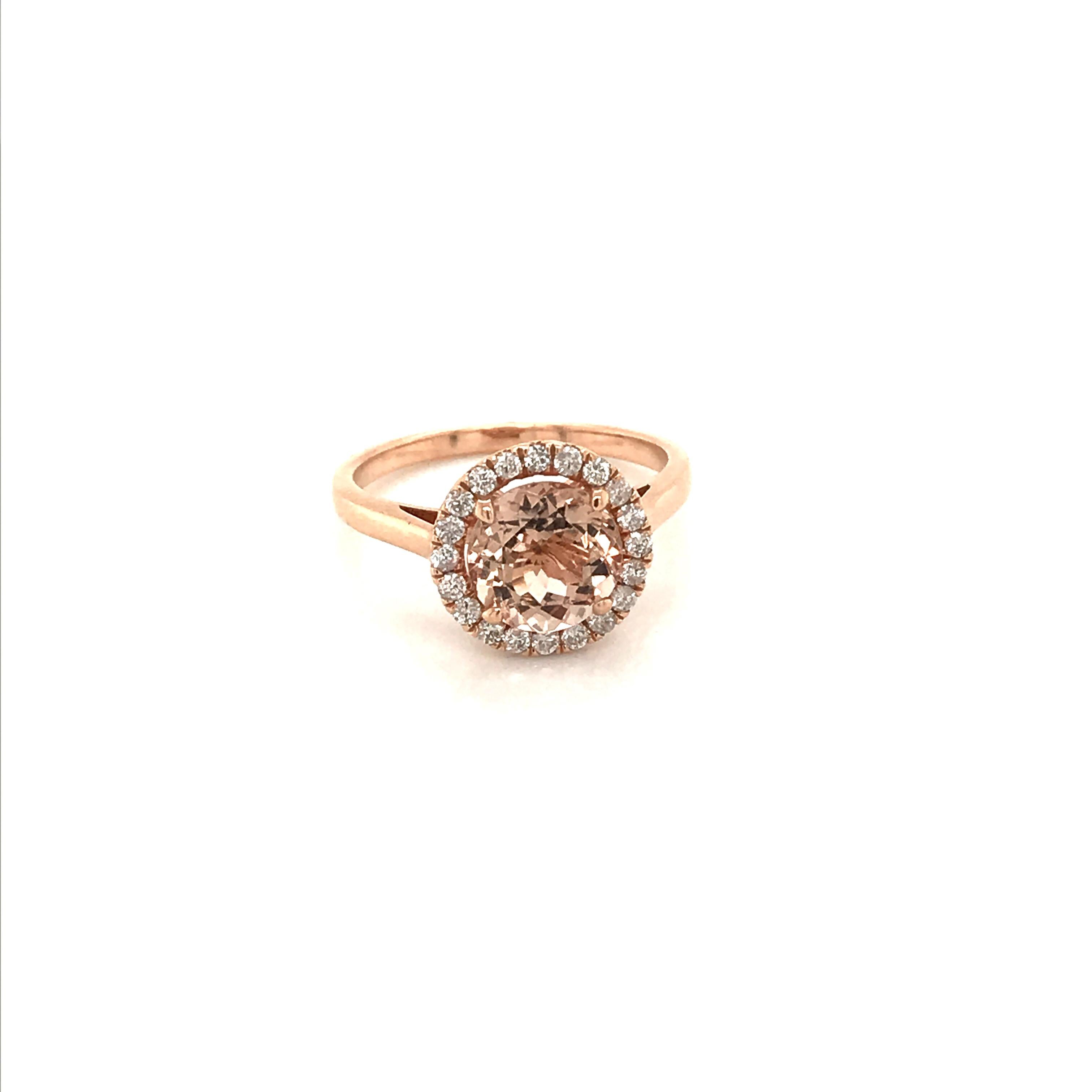 Il s'agit d'une superbe bague en morganite naturelle et diamants sertie dans de l'or rose massif 14 carats. La morganite naturelle de 9MM de taille ronde a une excellente couleur rose pêche et est entourée d'un halo de diamants blancs. La bague est