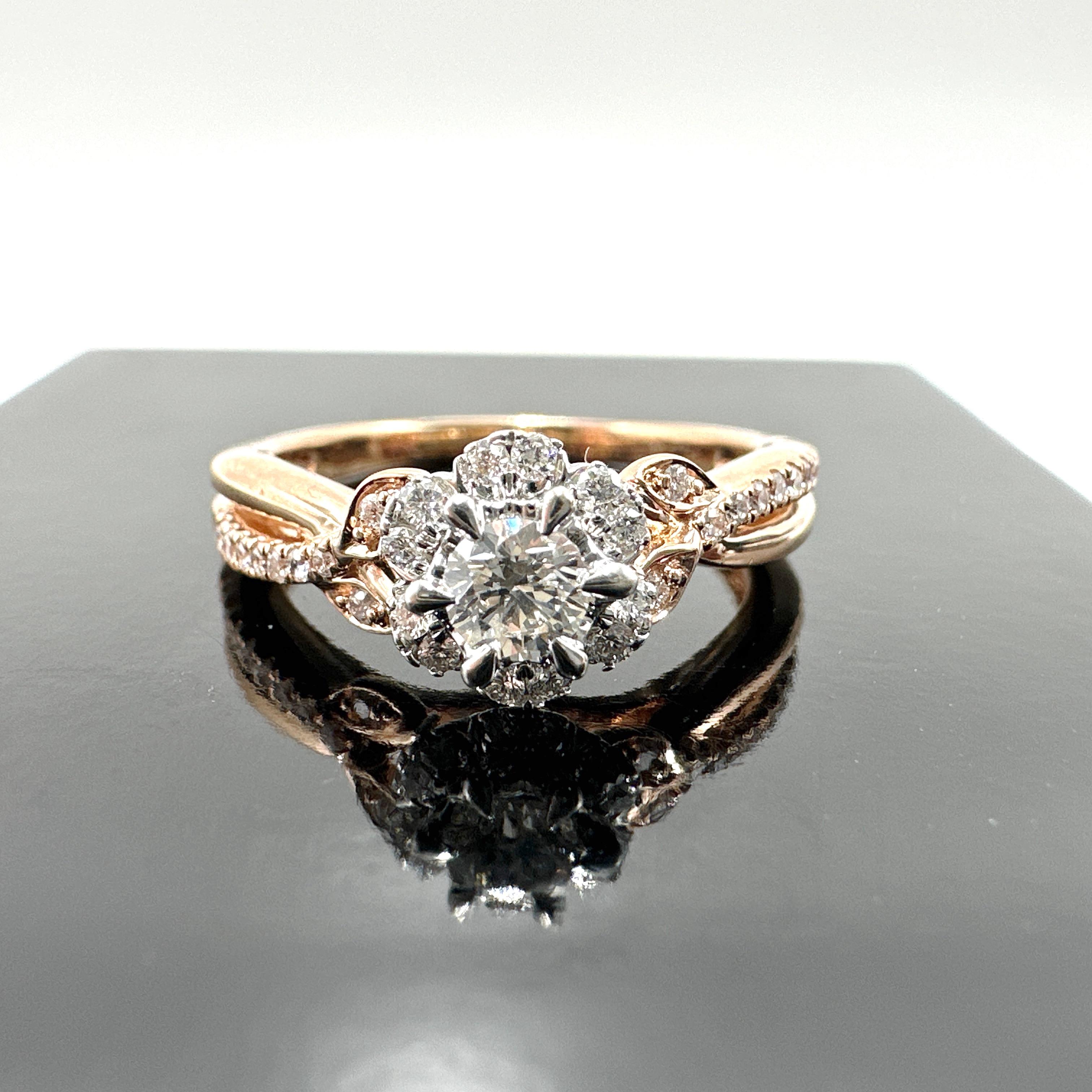 Hier ist eine schöne 14k Rose Gold Natural Diamond Cluster Ring.

Dieser Ring ist mit einem runden Brillanten von 0,25 Karat und einer Größe von 4,00 mm besetzt. Der Diamant in der Mitte hat eine Reinheit von SI-1 und eine Farbe von H-I mit guter