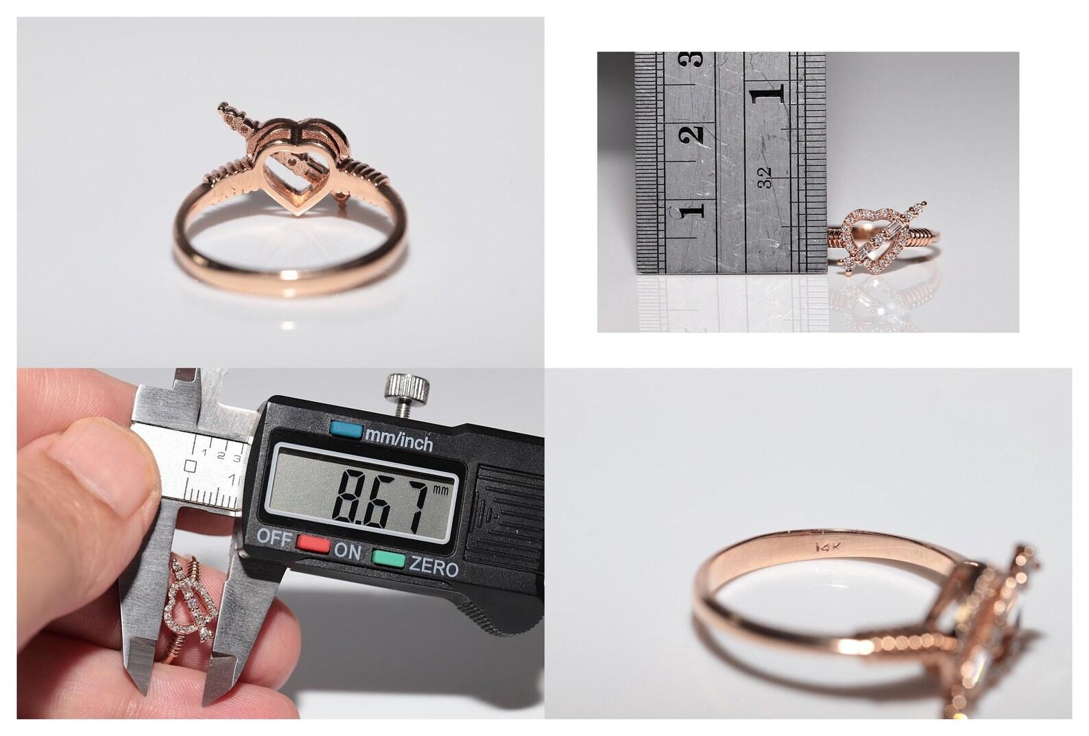 
14k Roségold Natürlicher Diamant Derorated Heart Arrow Design Ring 
In sehr gutem Zustand.
Das Gesamtgewicht beträgt 2.5 Gramm.
Insgesamt ist Diamant 0,22 ct.
Der Diamant ist G Farbe und vvs-vs Klarheit.
Ringgröße ist US 6.5
Wir können jede Größe