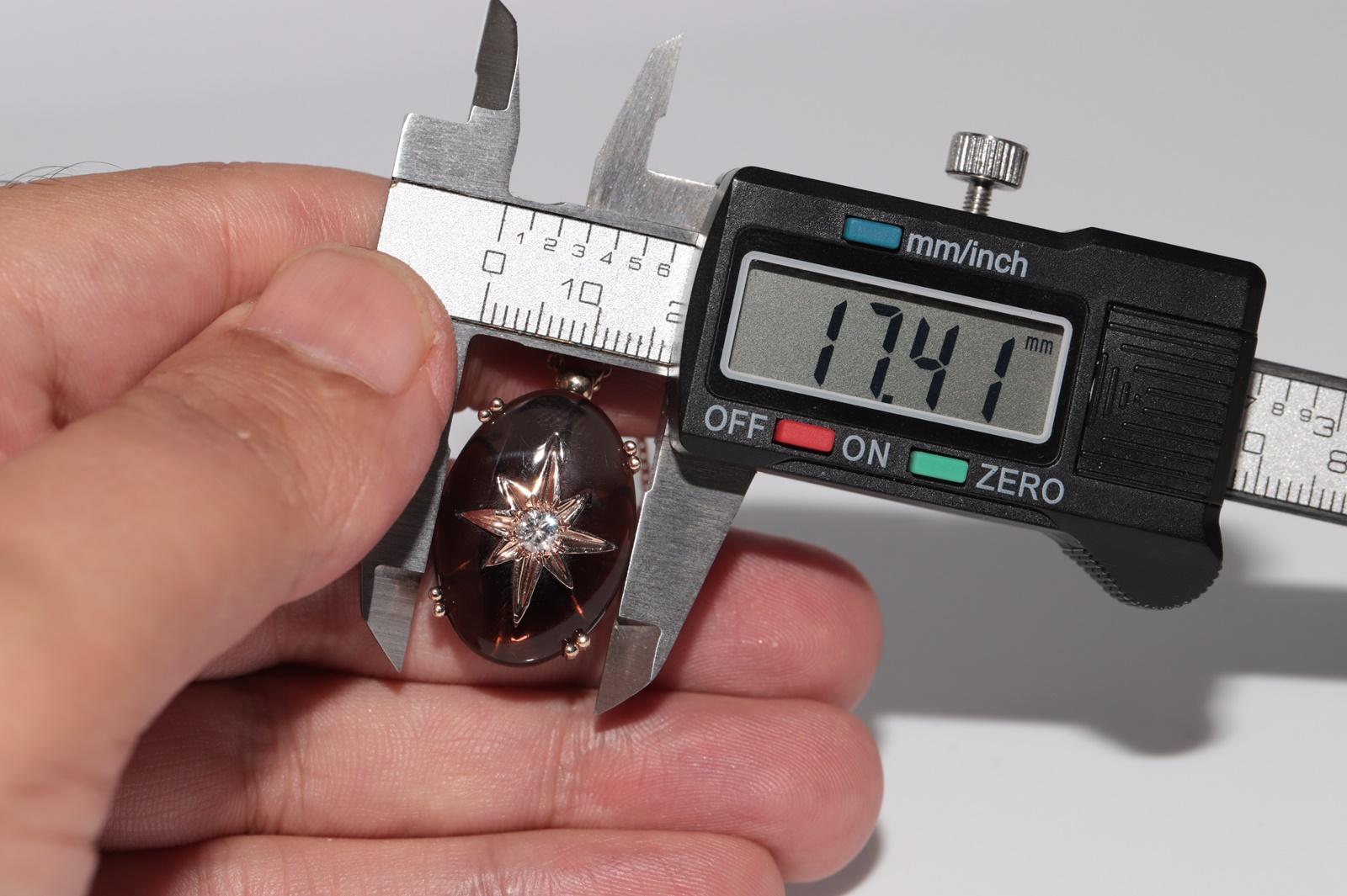 Collana con ciondolo decorato con diamanti naturali e topazi, realizzata a mano in oro rosa 14k. in vendita 9