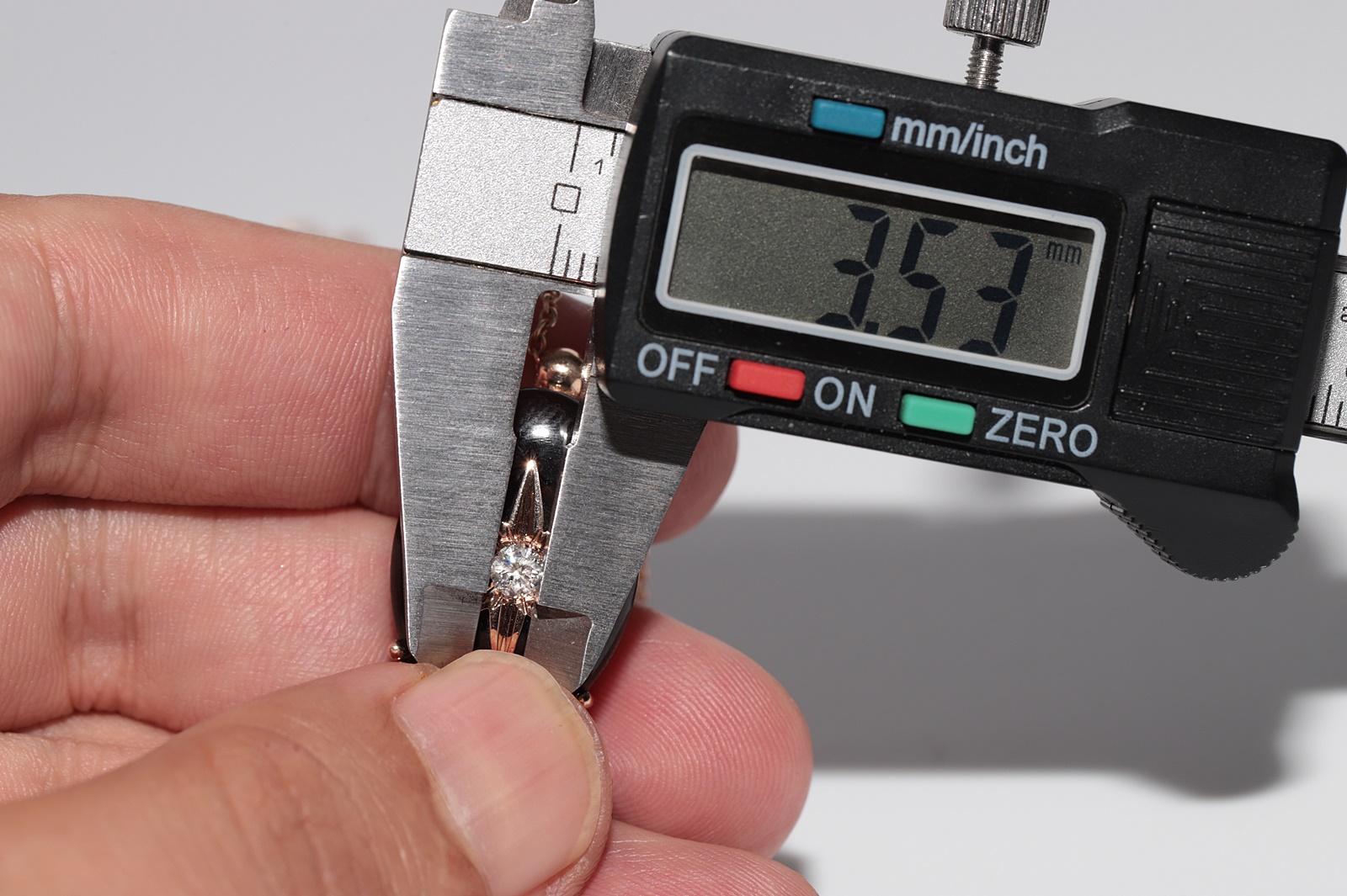 Collana con ciondolo decorato con diamanti naturali e topazi, realizzata a mano in oro rosa 14k. in vendita 10