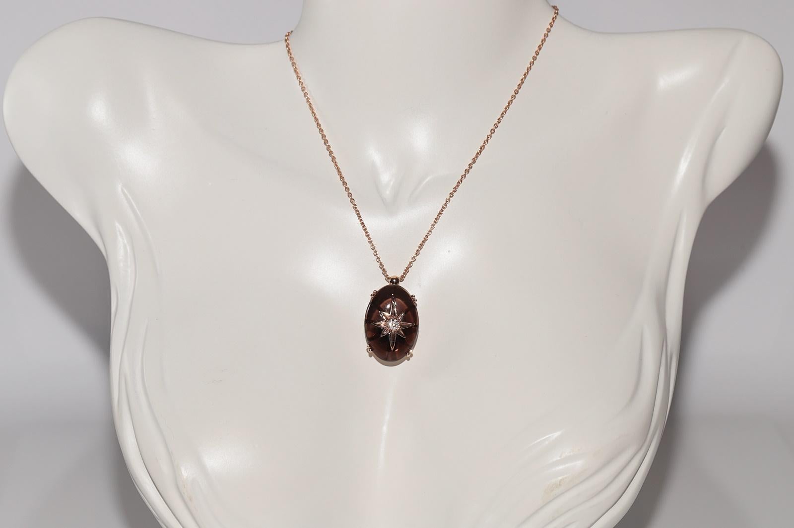 In ottime condizioni.
Il peso totale è di 11,2 grammi.
Totalmente è un diamante da 0,25 carati.
Totalmente è un topazio da 20 ct.
La lunghezza totale della catena è di 66 cm.
Per qualsiasi domanda, contattaci.