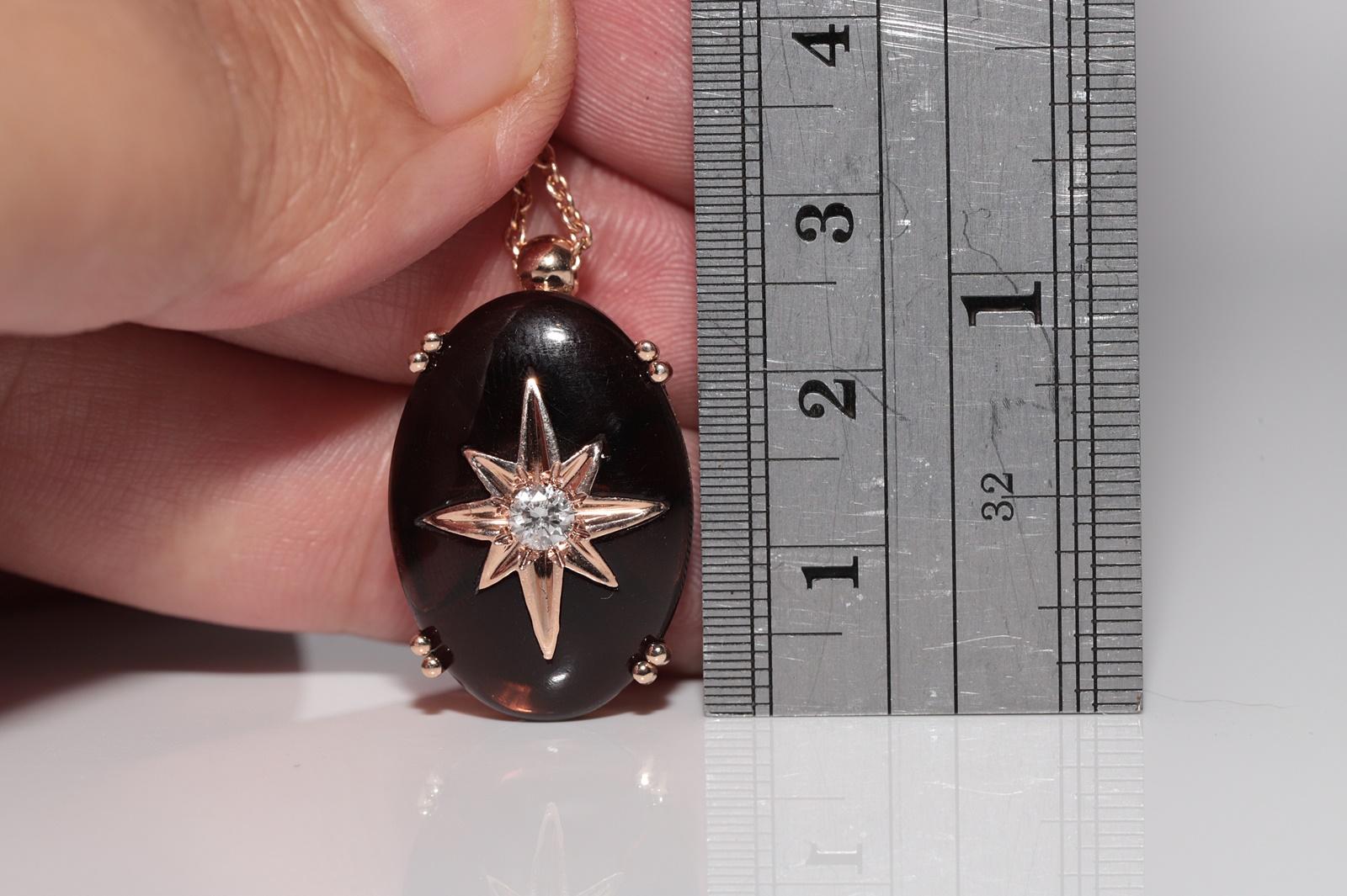 Collana con ciondolo decorato con diamanti naturali e topazi, realizzata a mano in oro rosa 14k. in vendita 2