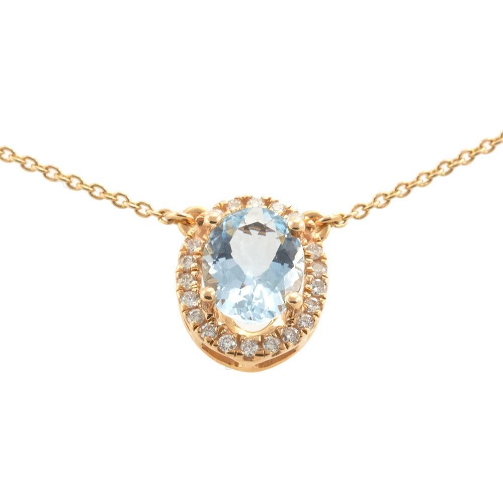 Questa collana femminile ma di grande effetto è incentrata su un'acquamarina ovale da 1,10 carati di colore blu tenue, incorniciata da un'aureola di diamanti tondi brillanti per un maggiore splendore. Incastonato in caldo oro rosa 14 carati, il